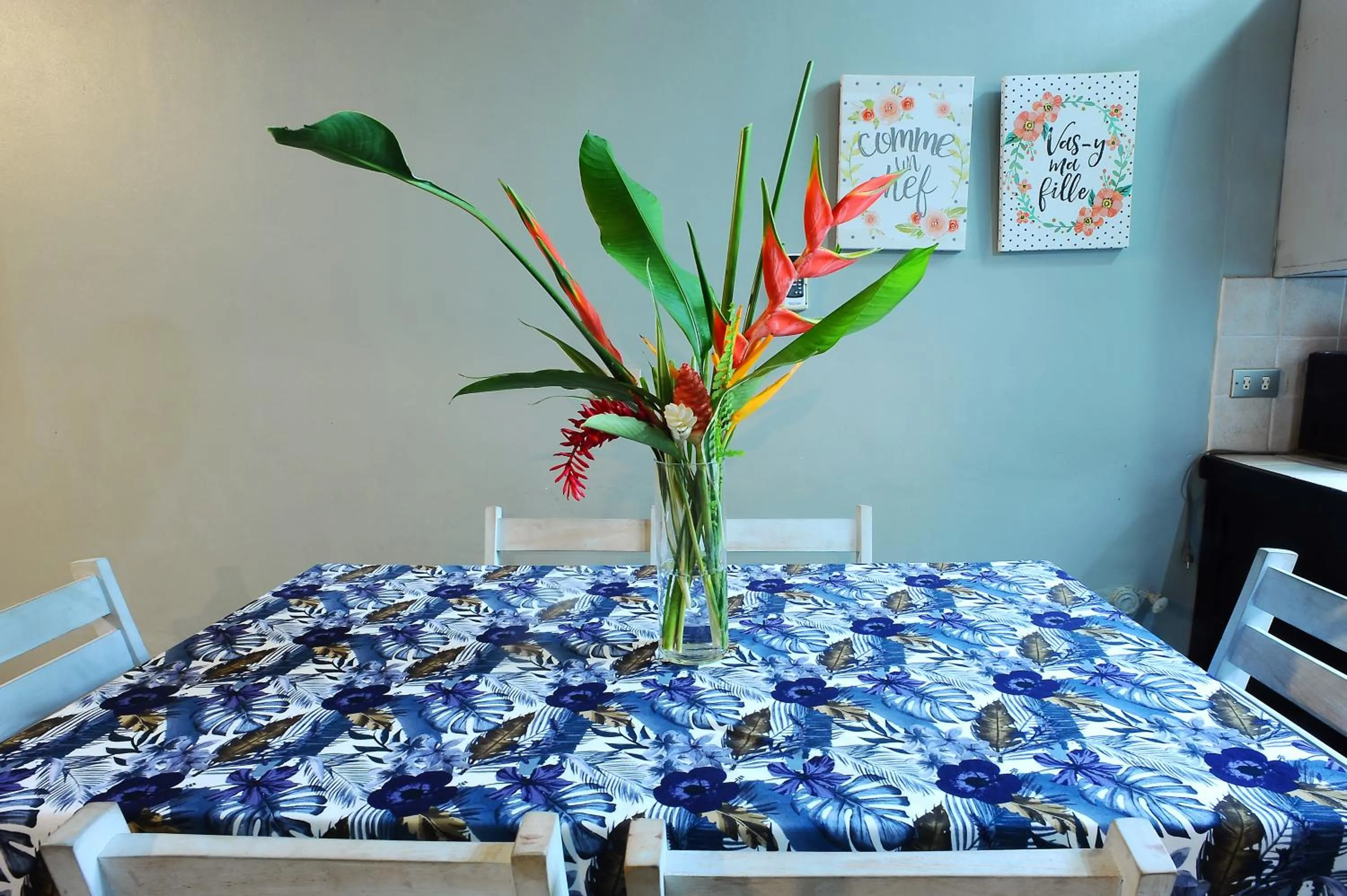 Dining area, Bed in Wide Mouth Frog Quepos