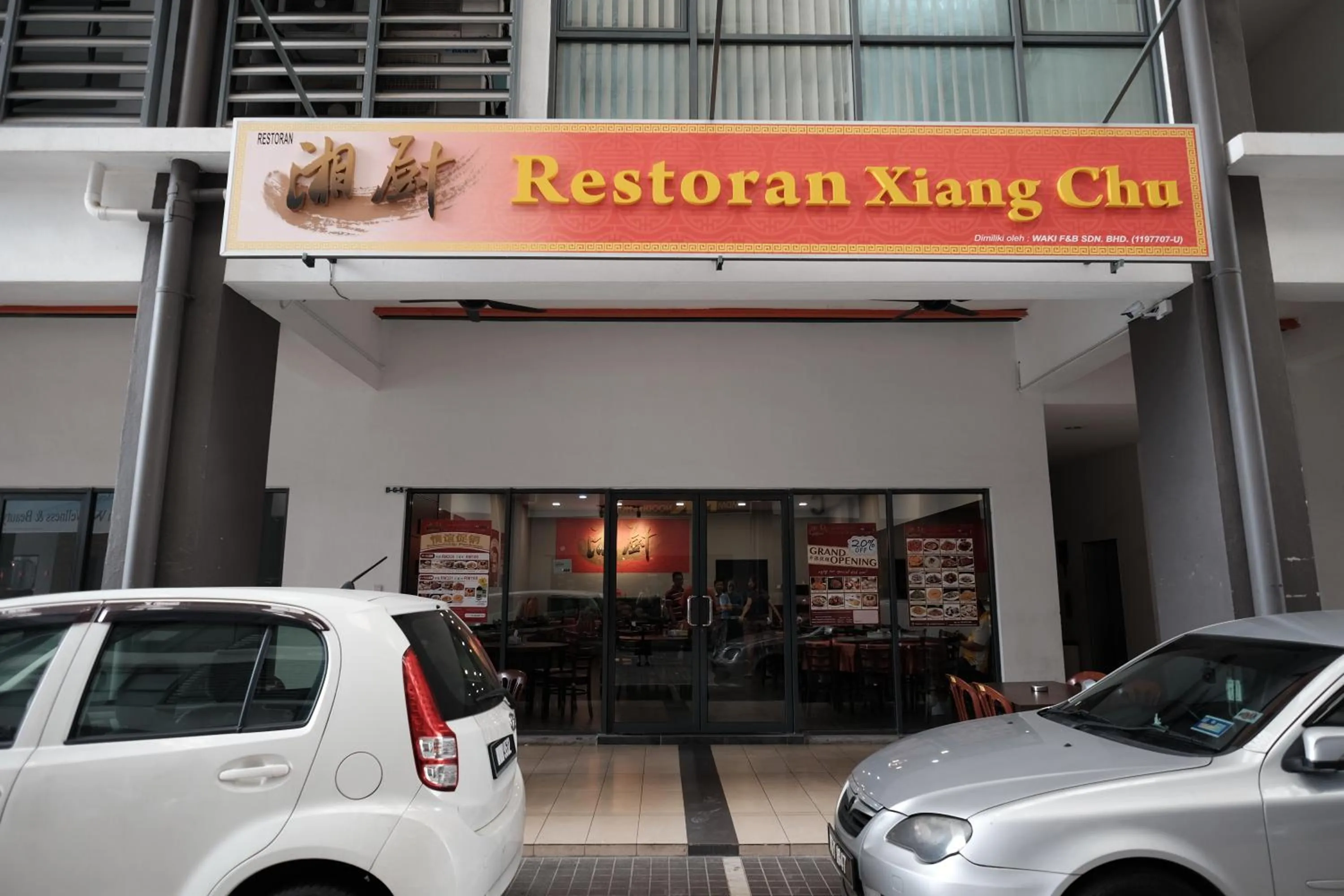 Restaurant/places to eat in B Lot Hotel