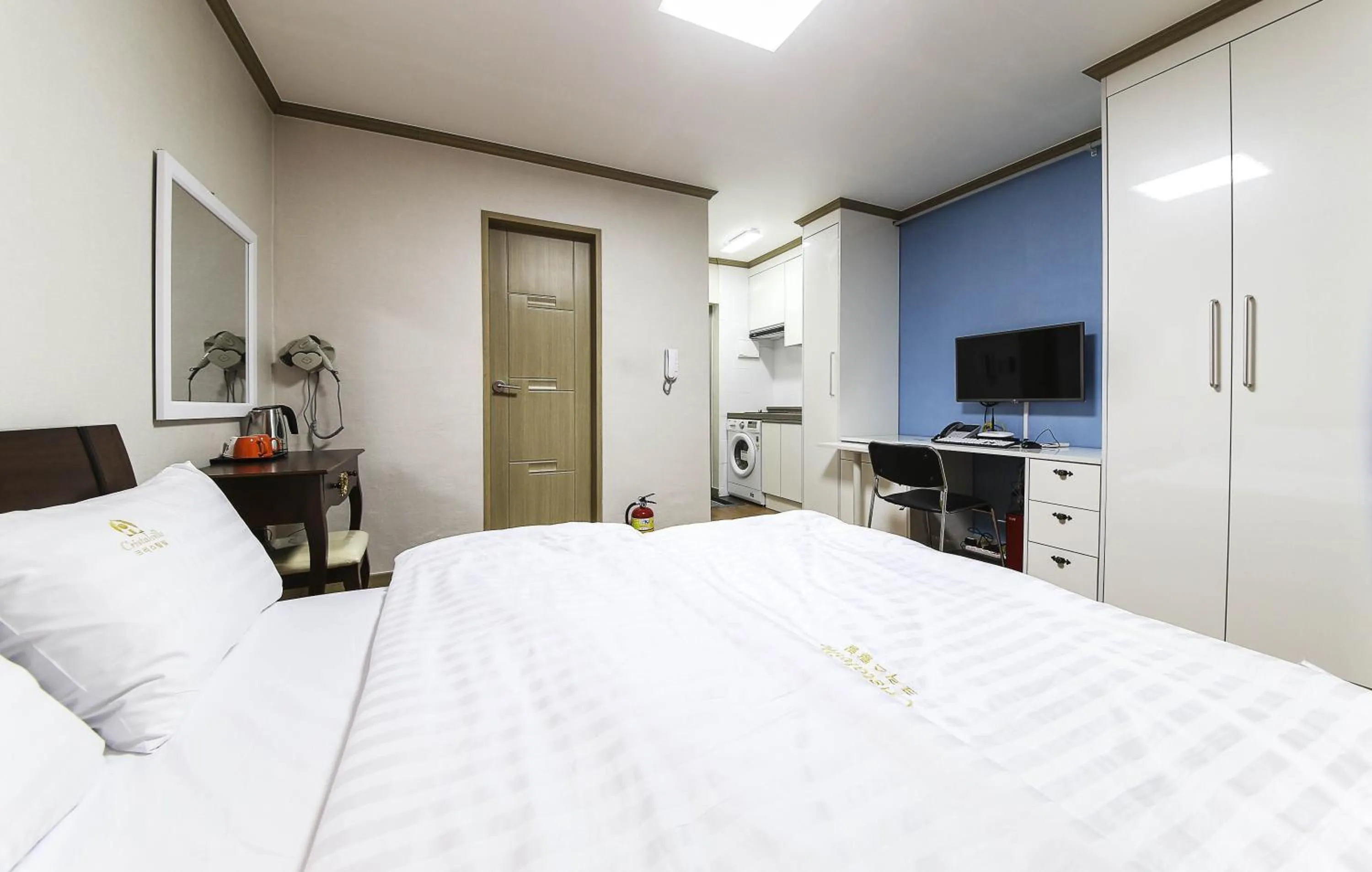 cot, Bed in Crystal Residence Hotel