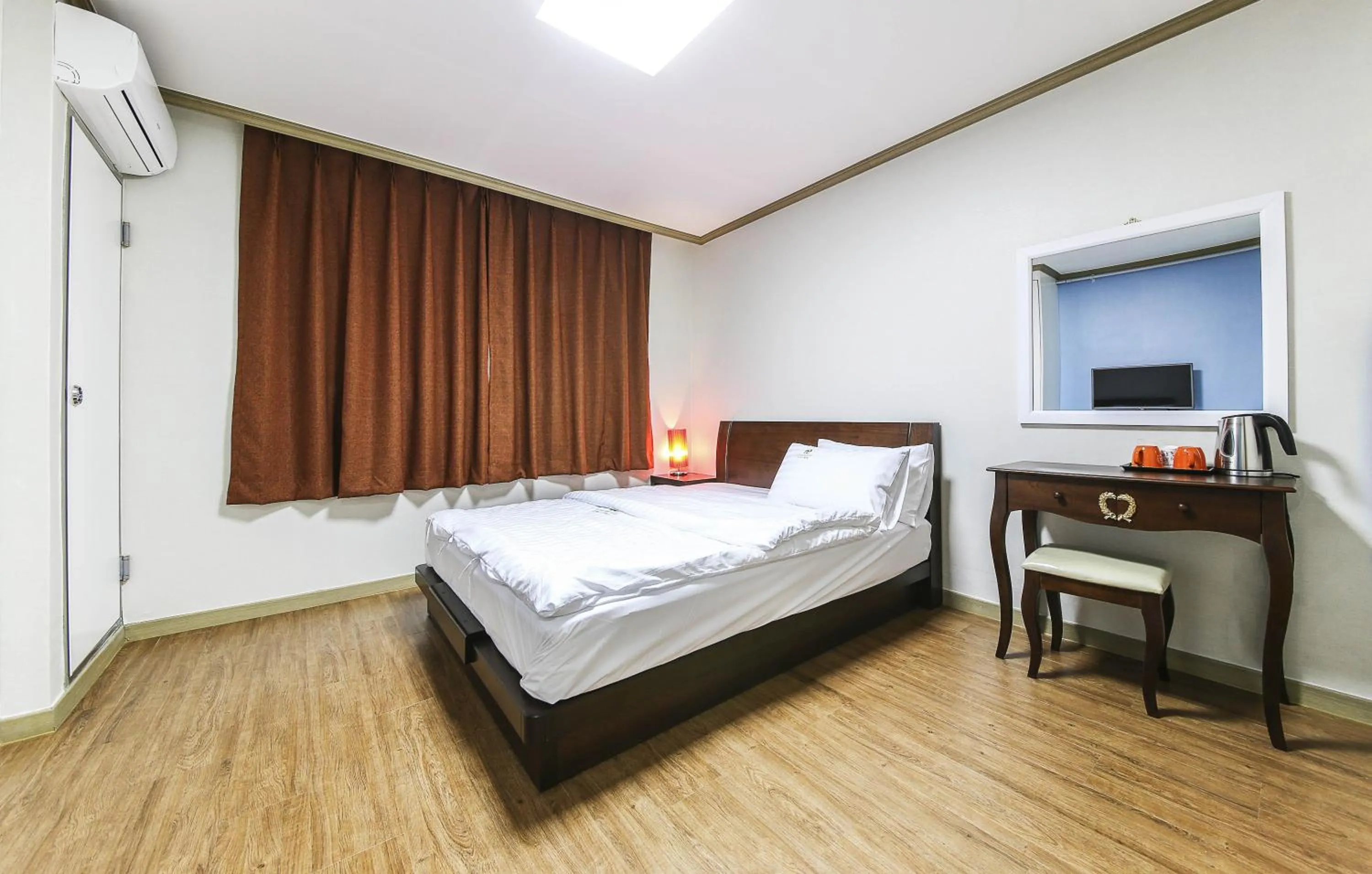 Photo of the whole room, Bed in Crystal Residence Hotel