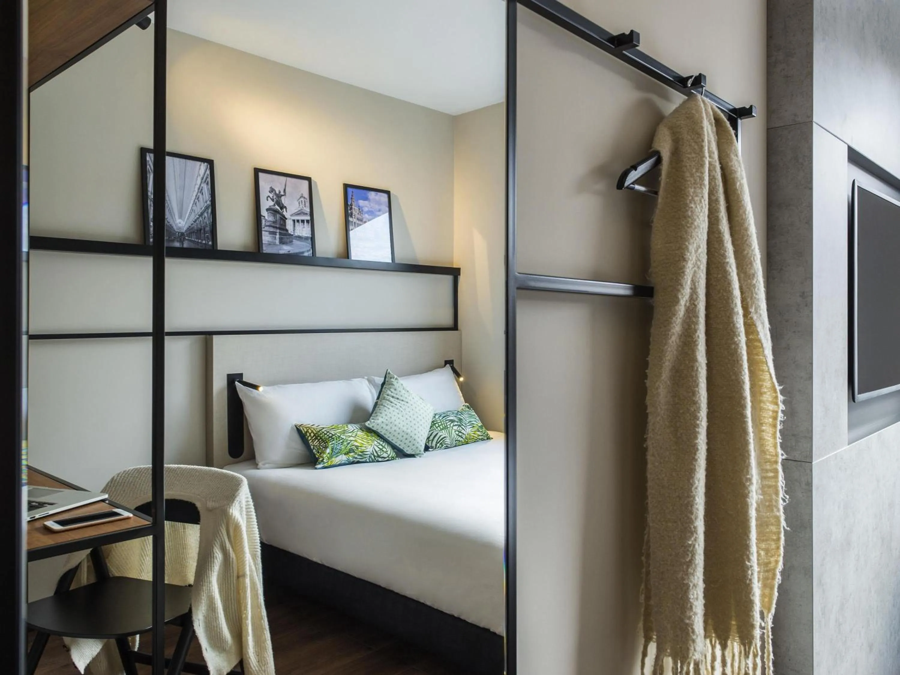 Bedroom, Bed in ibis Brussels Centre Chatelain