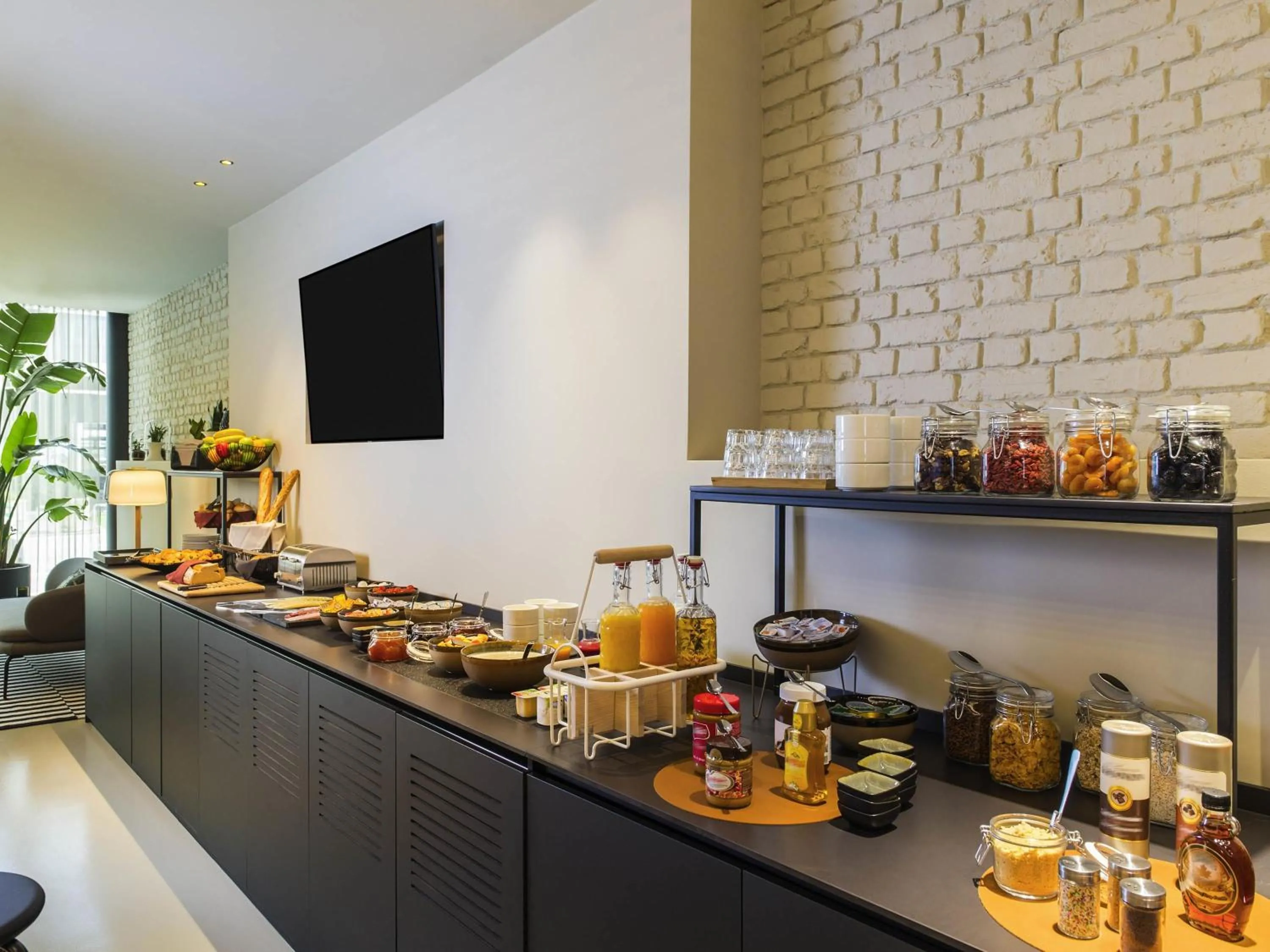 Breakfast in ibis Brussels Centre Chatelain