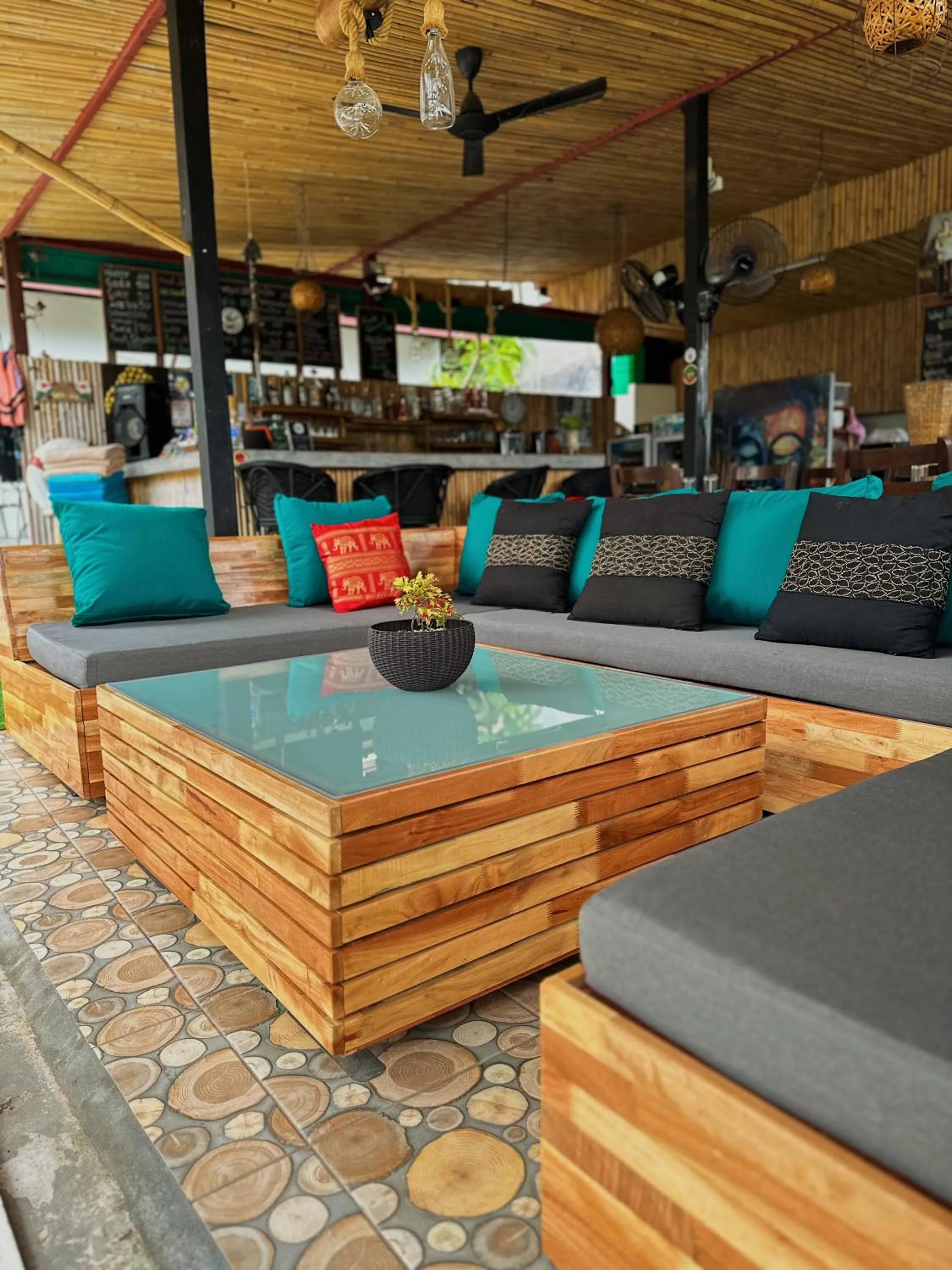 Restaurant/places to eat in Wirason Residence