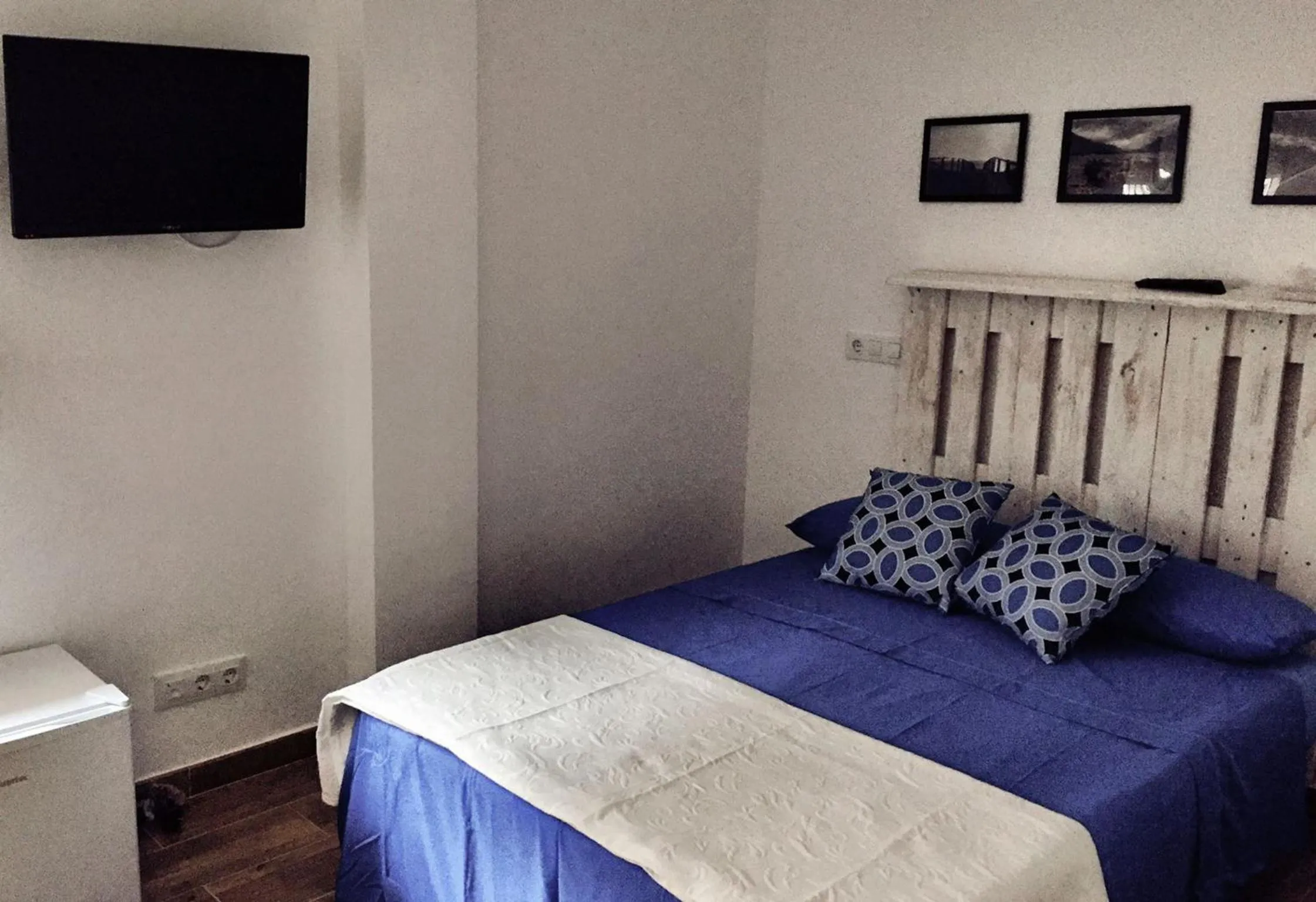 TV and multimedia, Bed in Hostal Ciempozuelos, cerca del Parque Warner y Madrid