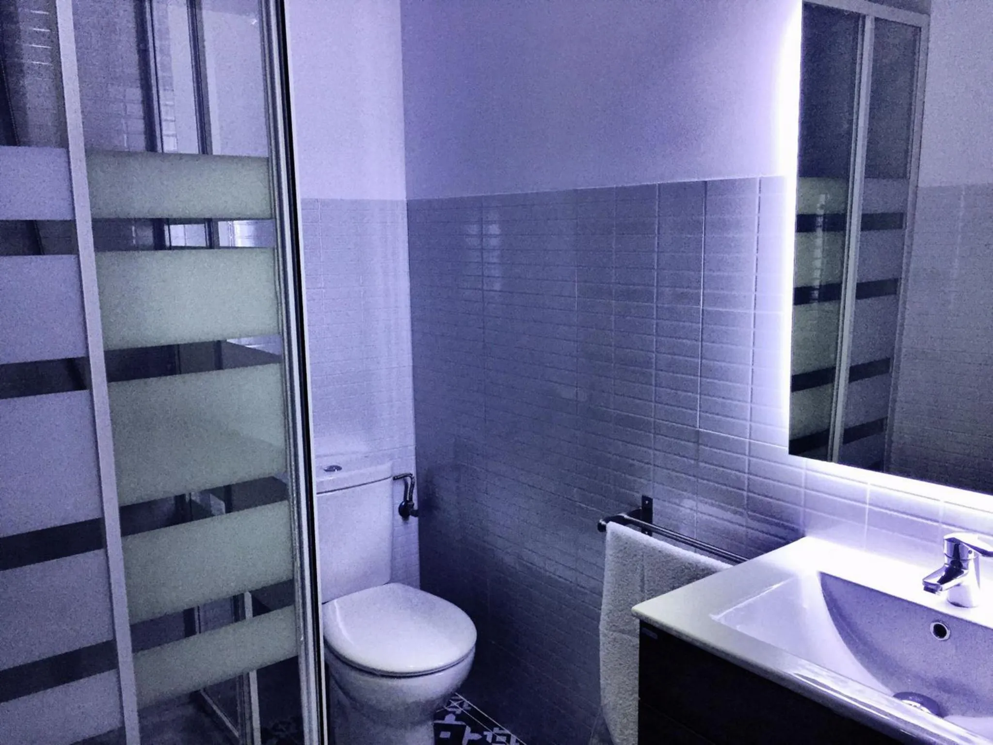 Shower in Hostal Ciempozuelos, cerca del Parque Warner y Madrid