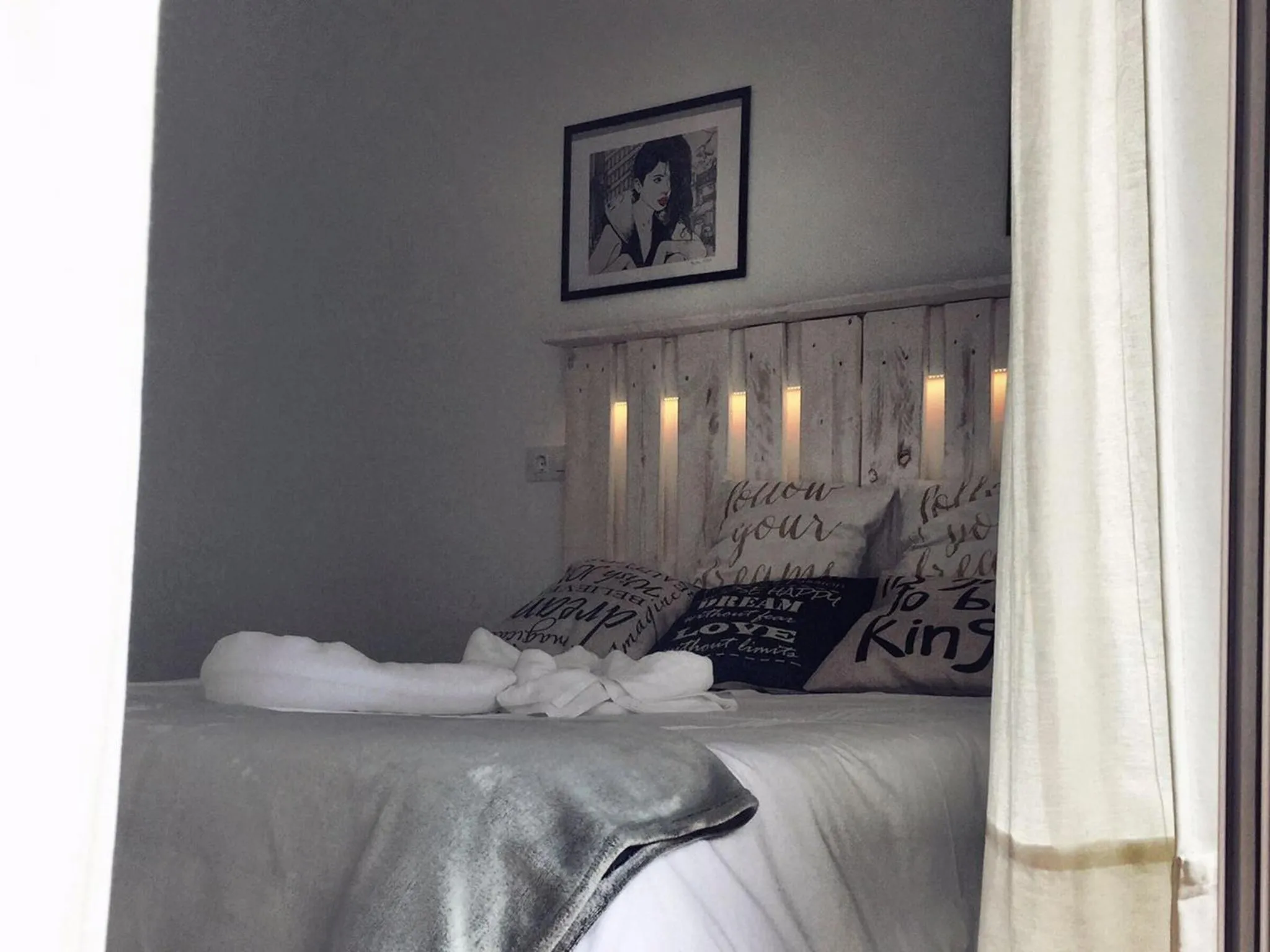 Toilet, Bed in Hostal Ciempozuelos, cerca del Parque Warner y Madrid