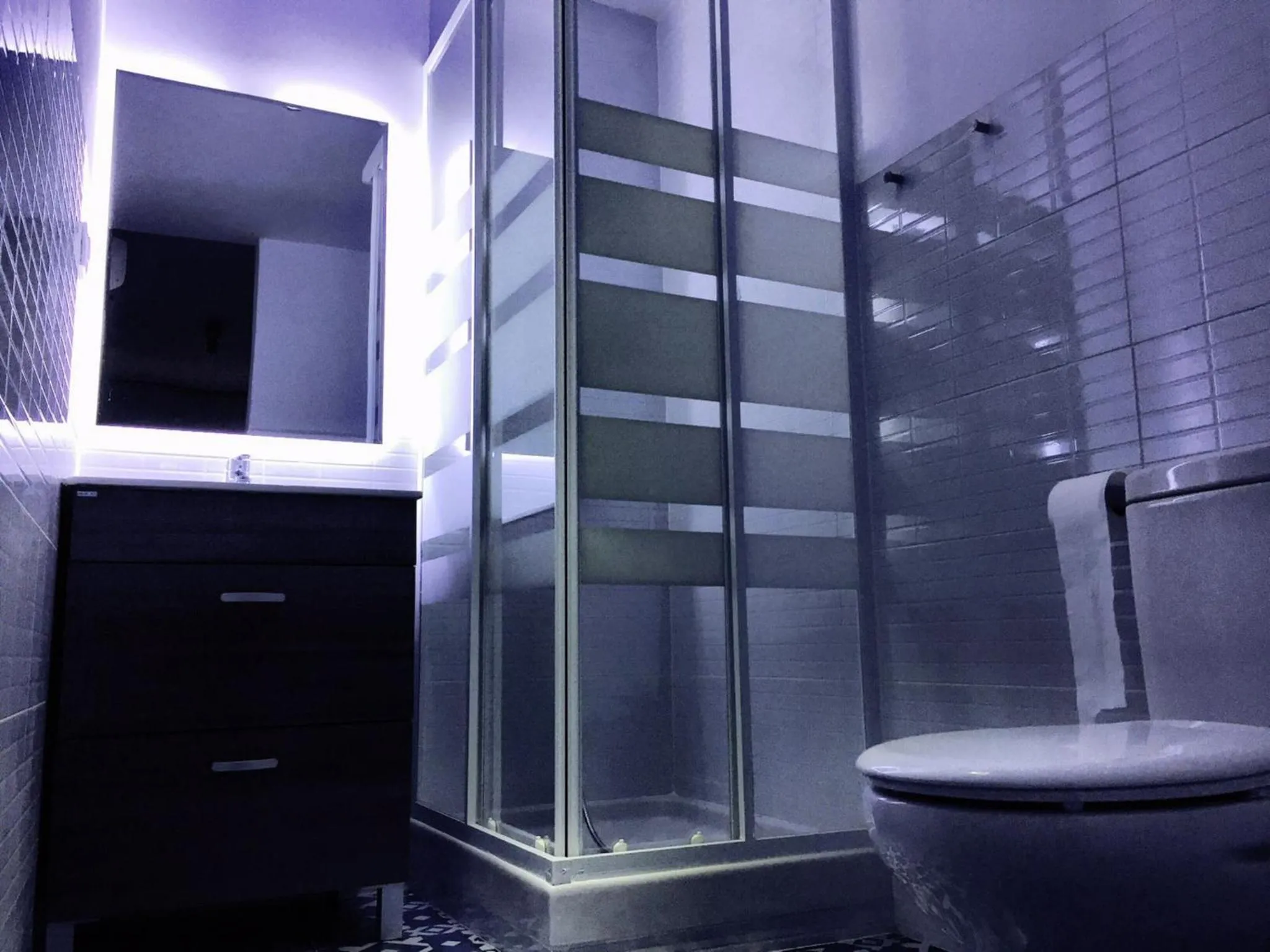 Shower in Hostal Ciempozuelos, cerca del Parque Warner y Madrid