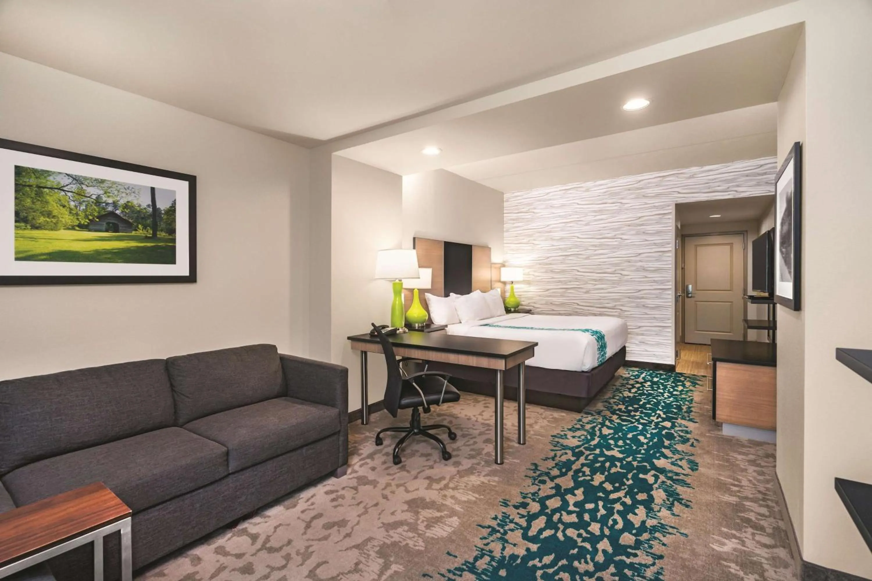 Photo of the whole room, Bed in La Quinta by Wyndham Cleveland TN