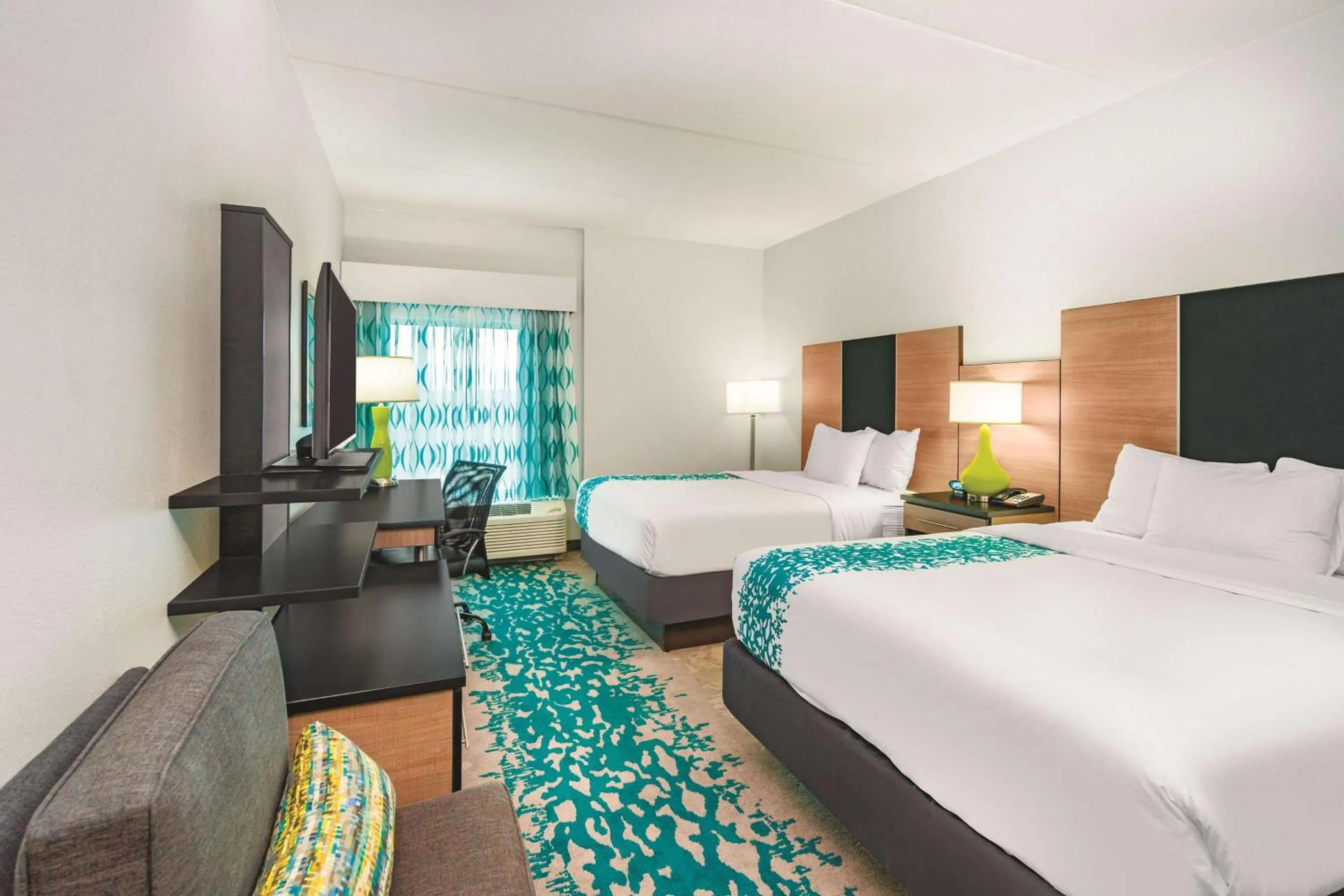 Photo of the whole room, Bed in La Quinta by Wyndham Cleveland TN