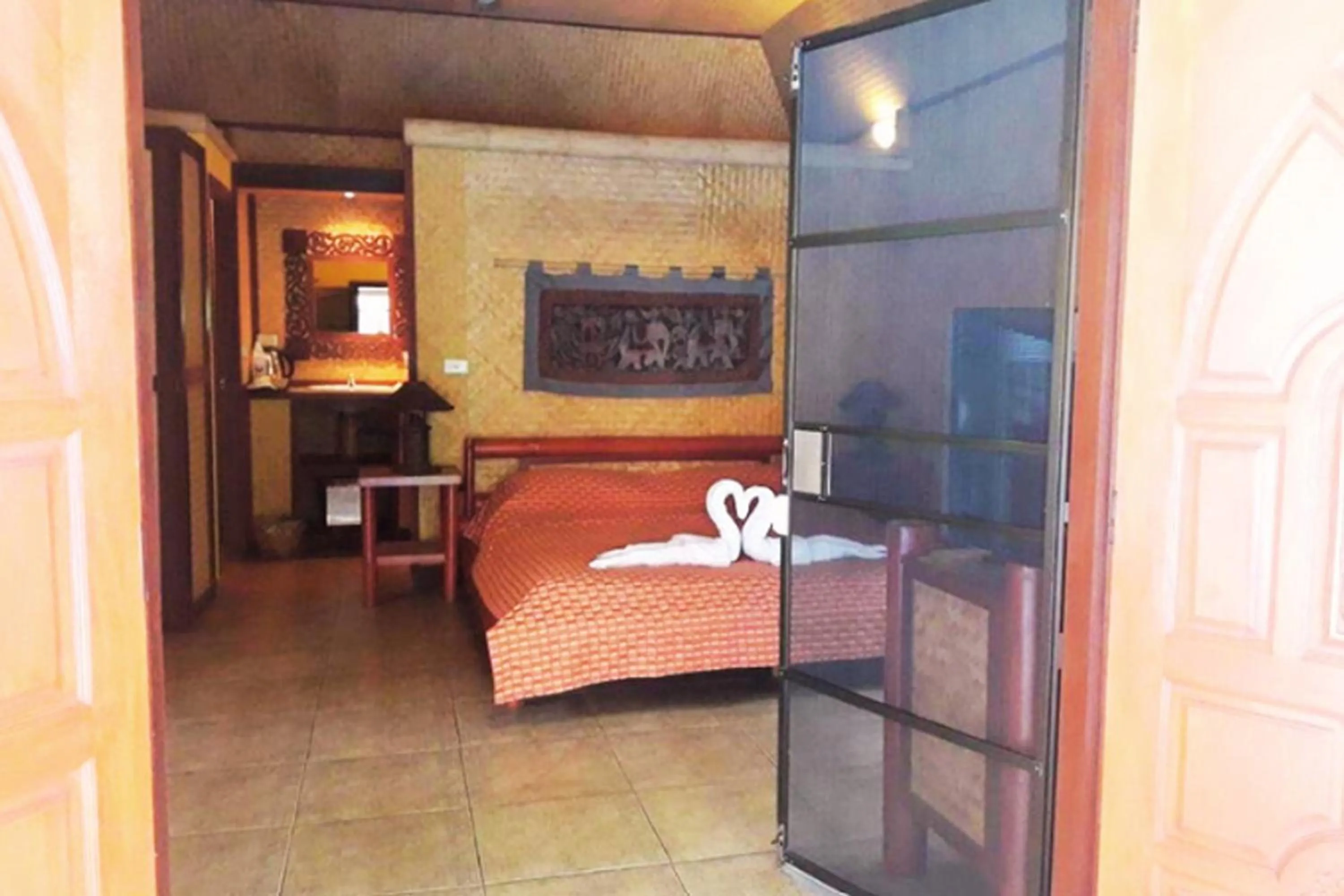 Photo of the whole room, Bed in Old Tree's House