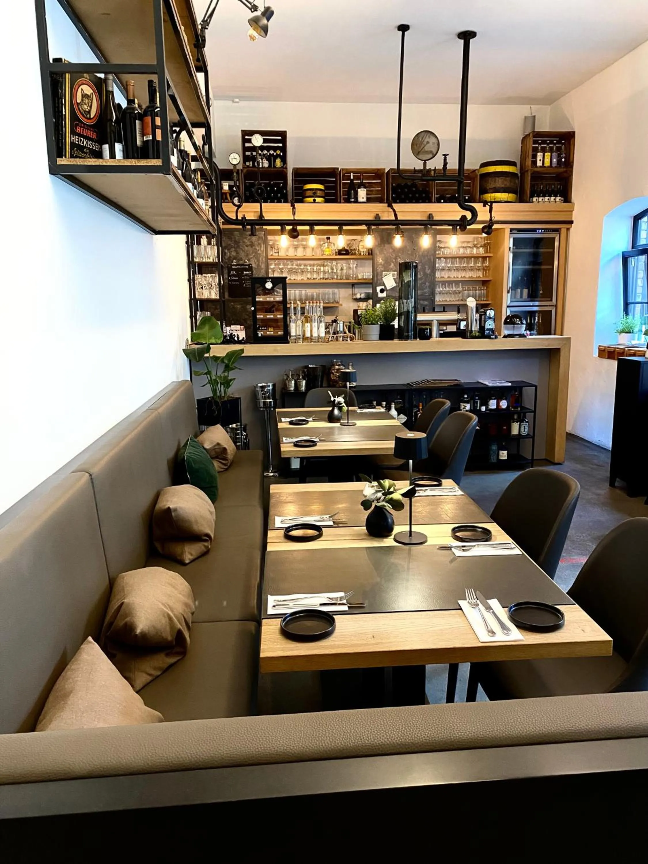 Restaurant/places to eat in Bischoffs Hotel