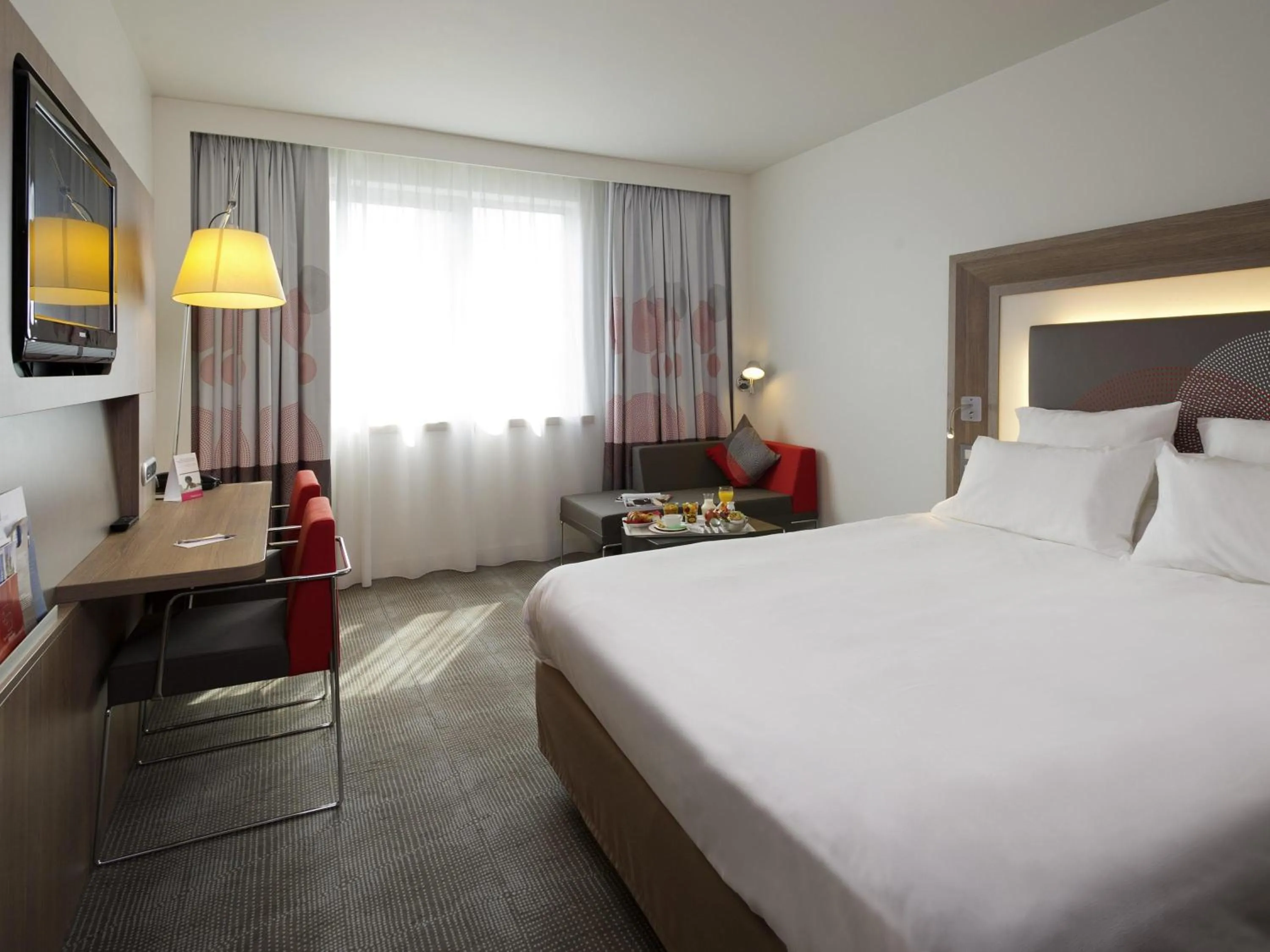 Property building, Bed in Novotel Leuven Centrum
