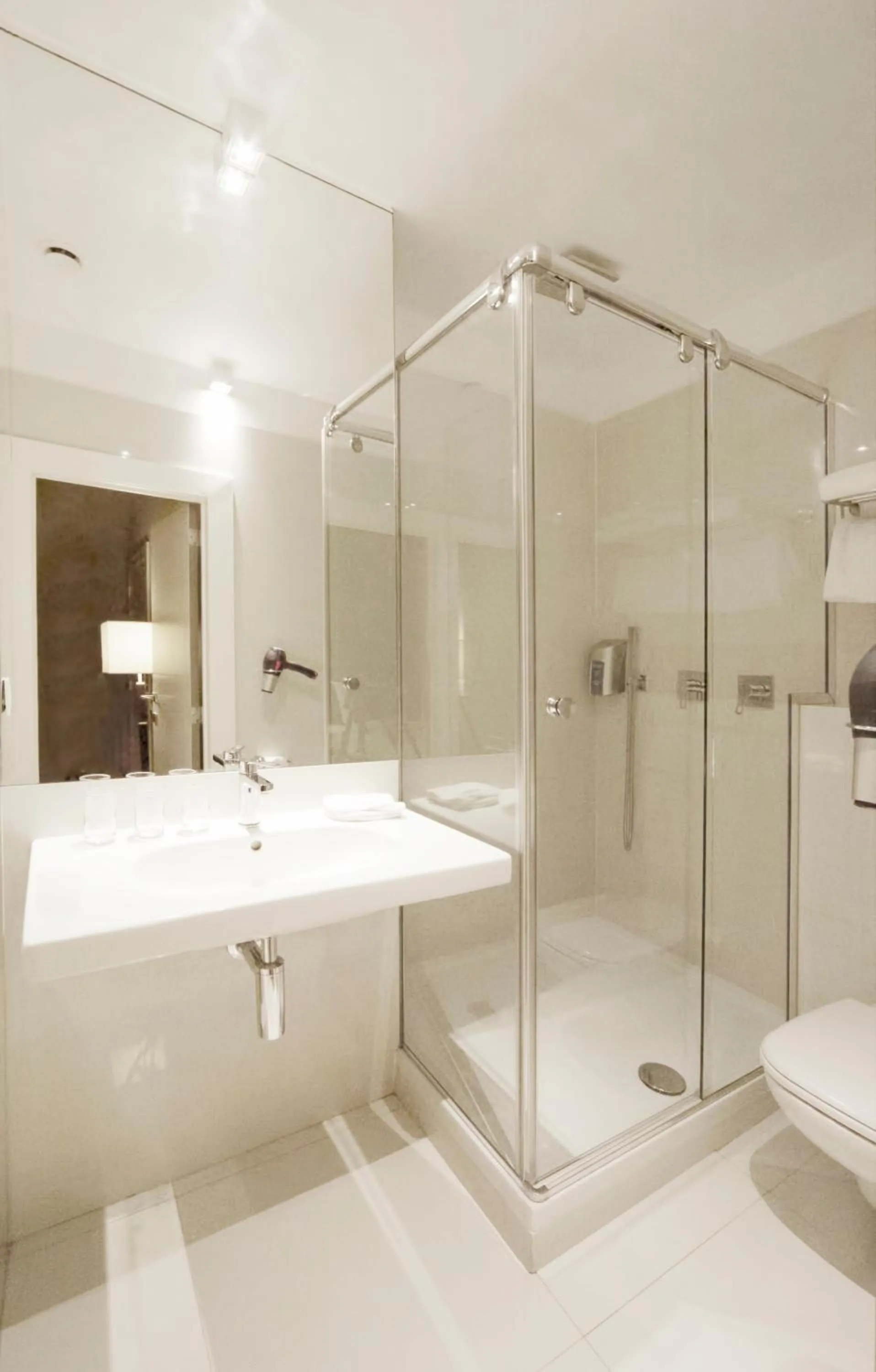 Bathroom in Hotel The Neufchatel