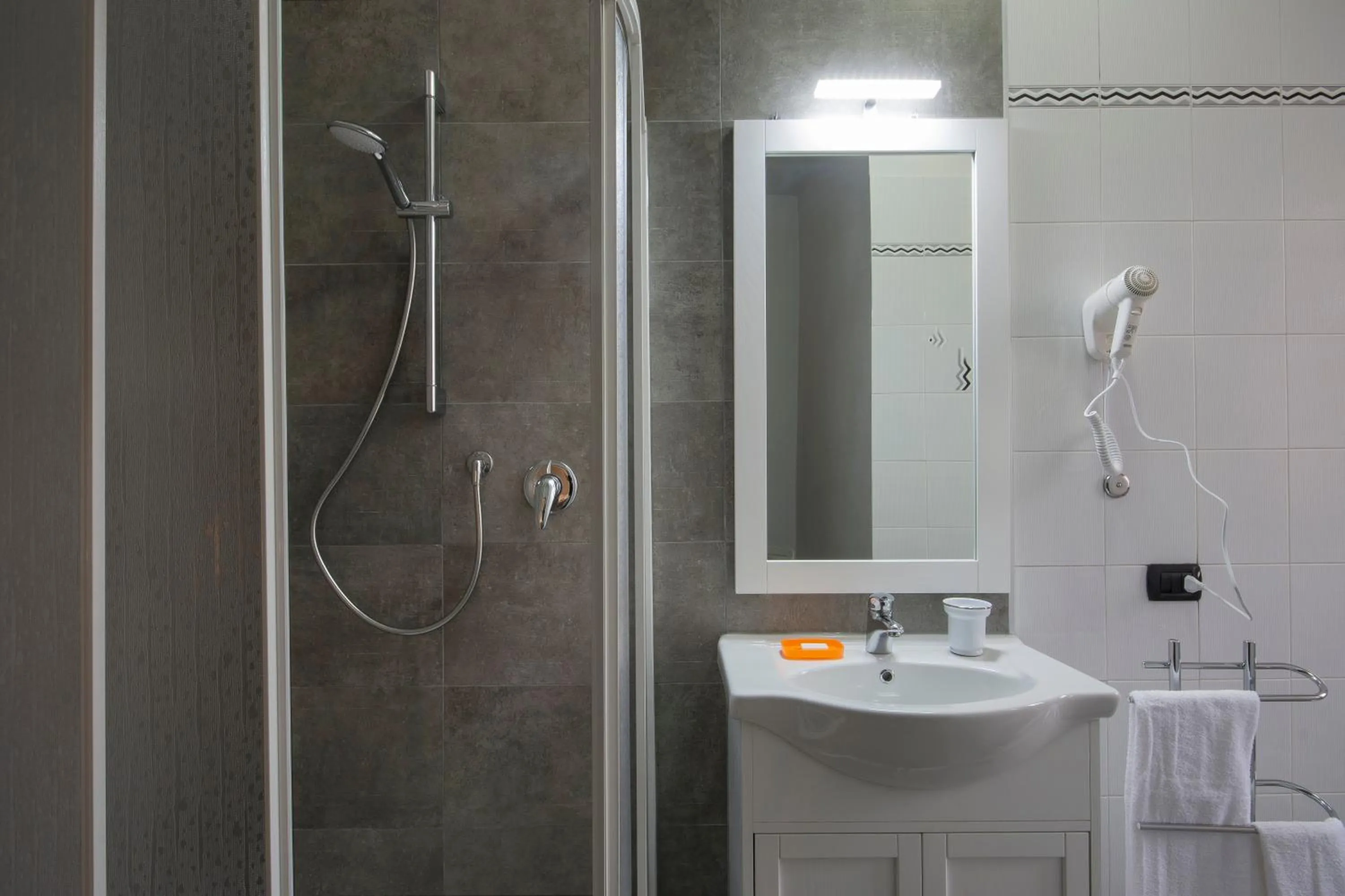 Shower in Bed & Breakfast Profumo D'Estate