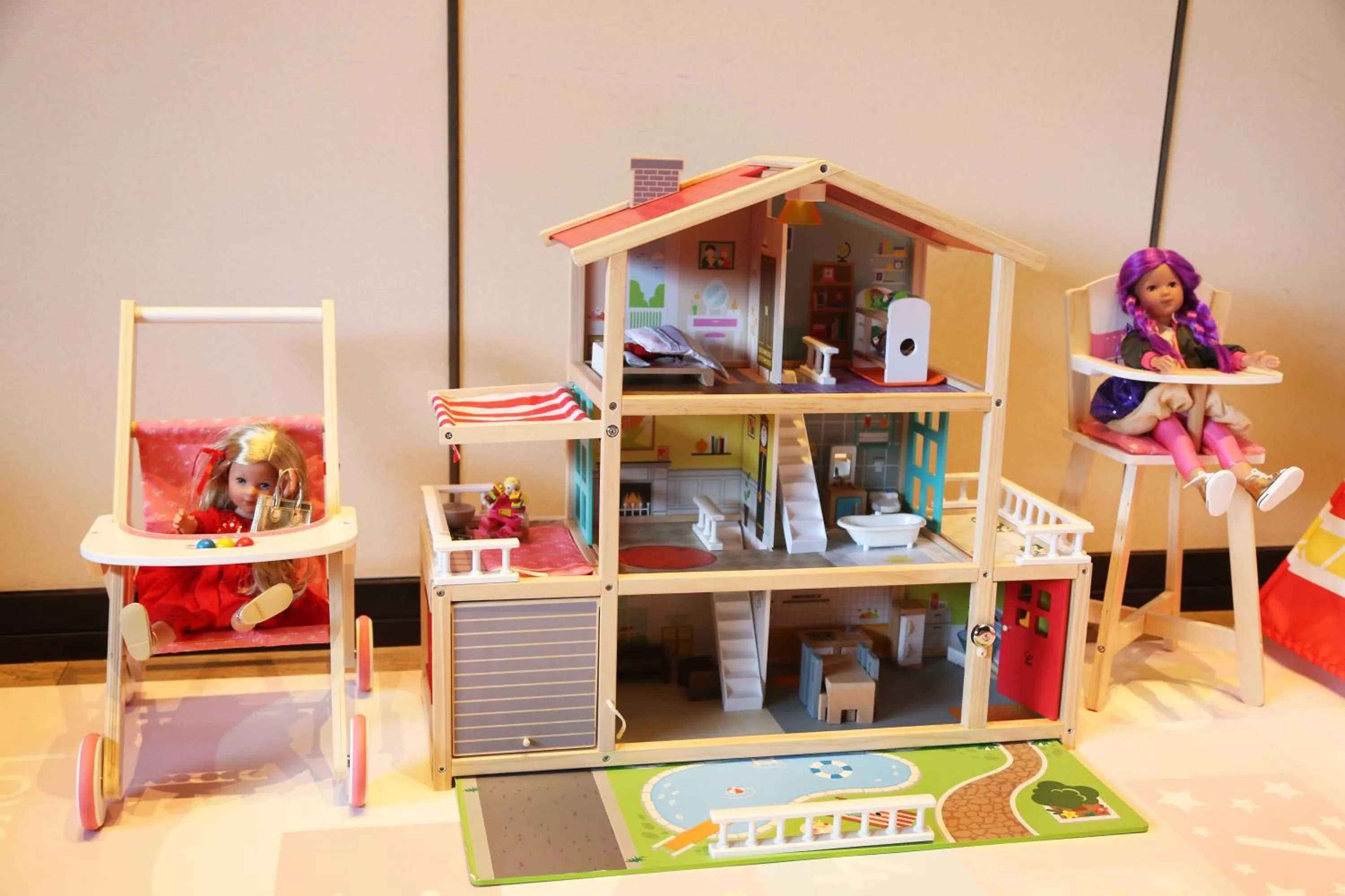 children in Hilton Ningbo Dongqian Lake