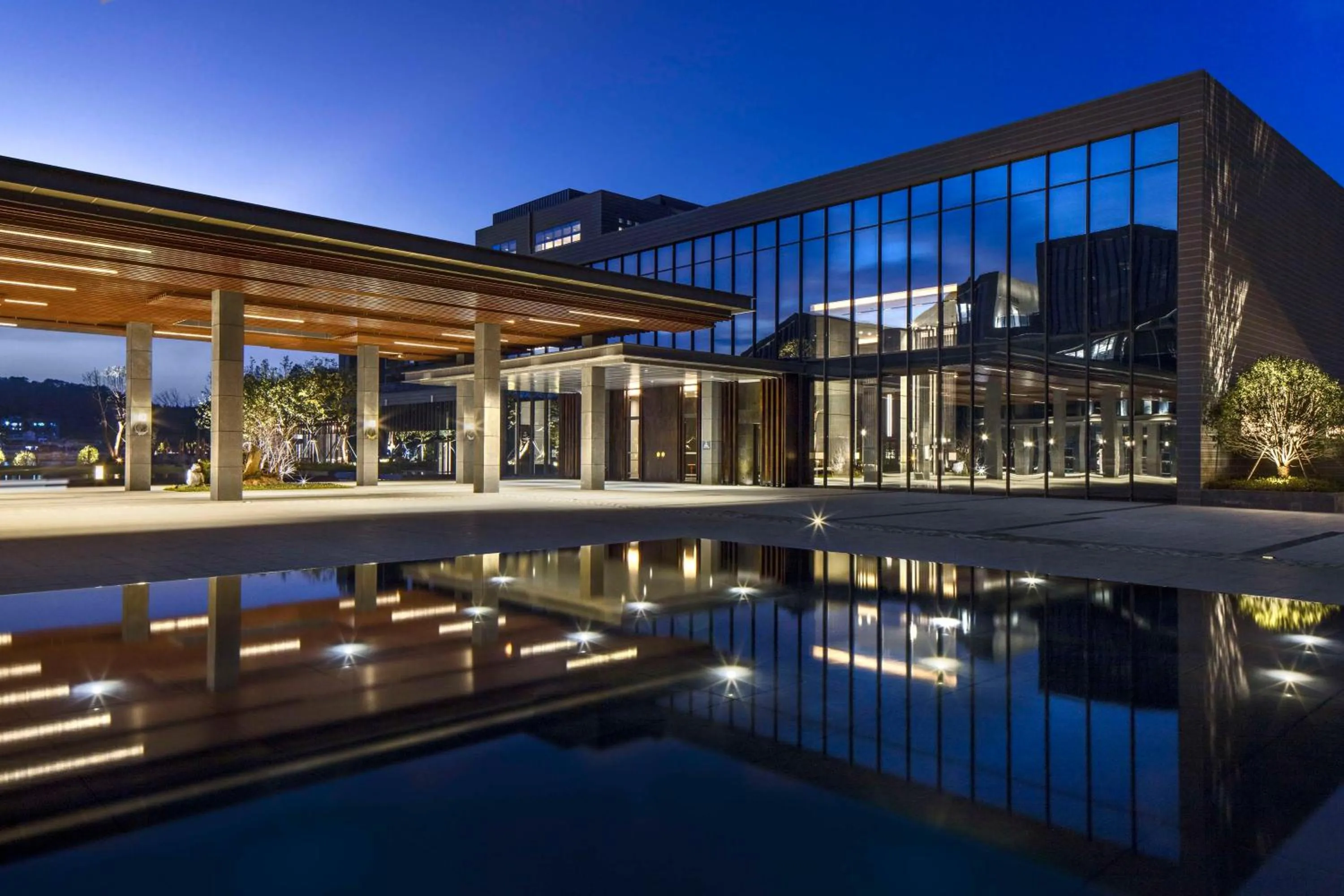 Property building in Hilton Ningbo Dongqian Lake