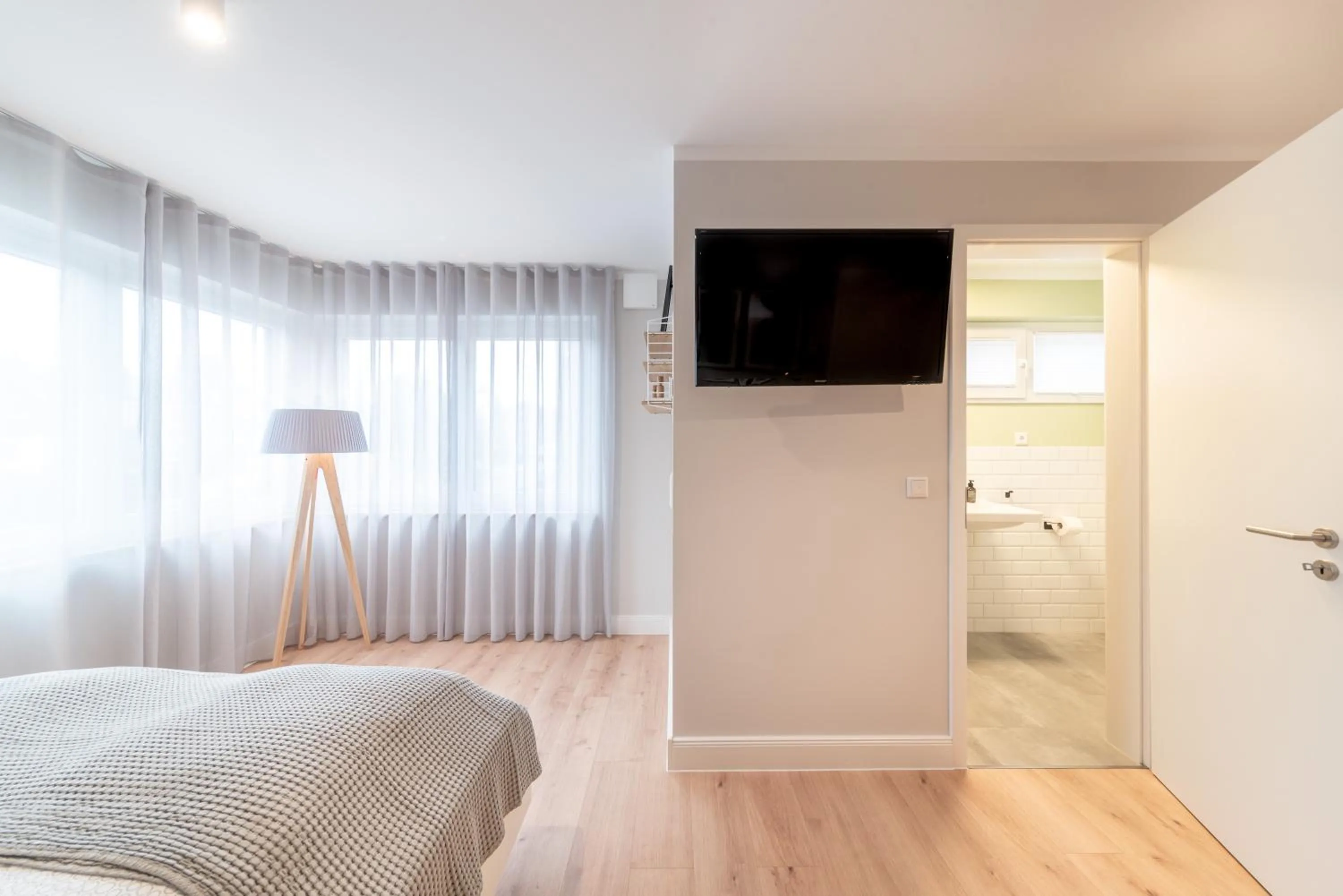 TV and multimedia in The Woodmans Airport Boardinghouse