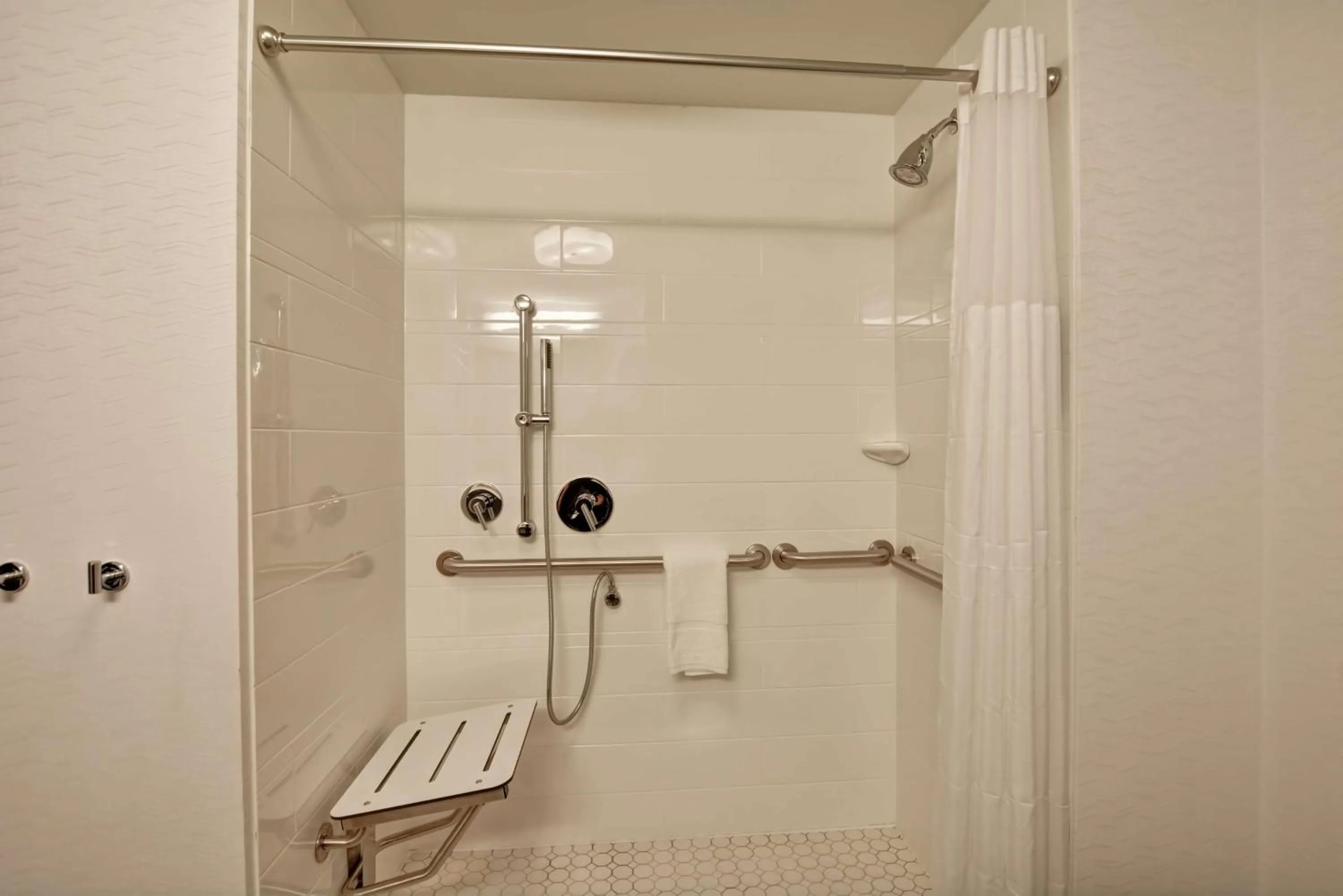 Bathroom in Hampton Inn Atlanta Kennesaw