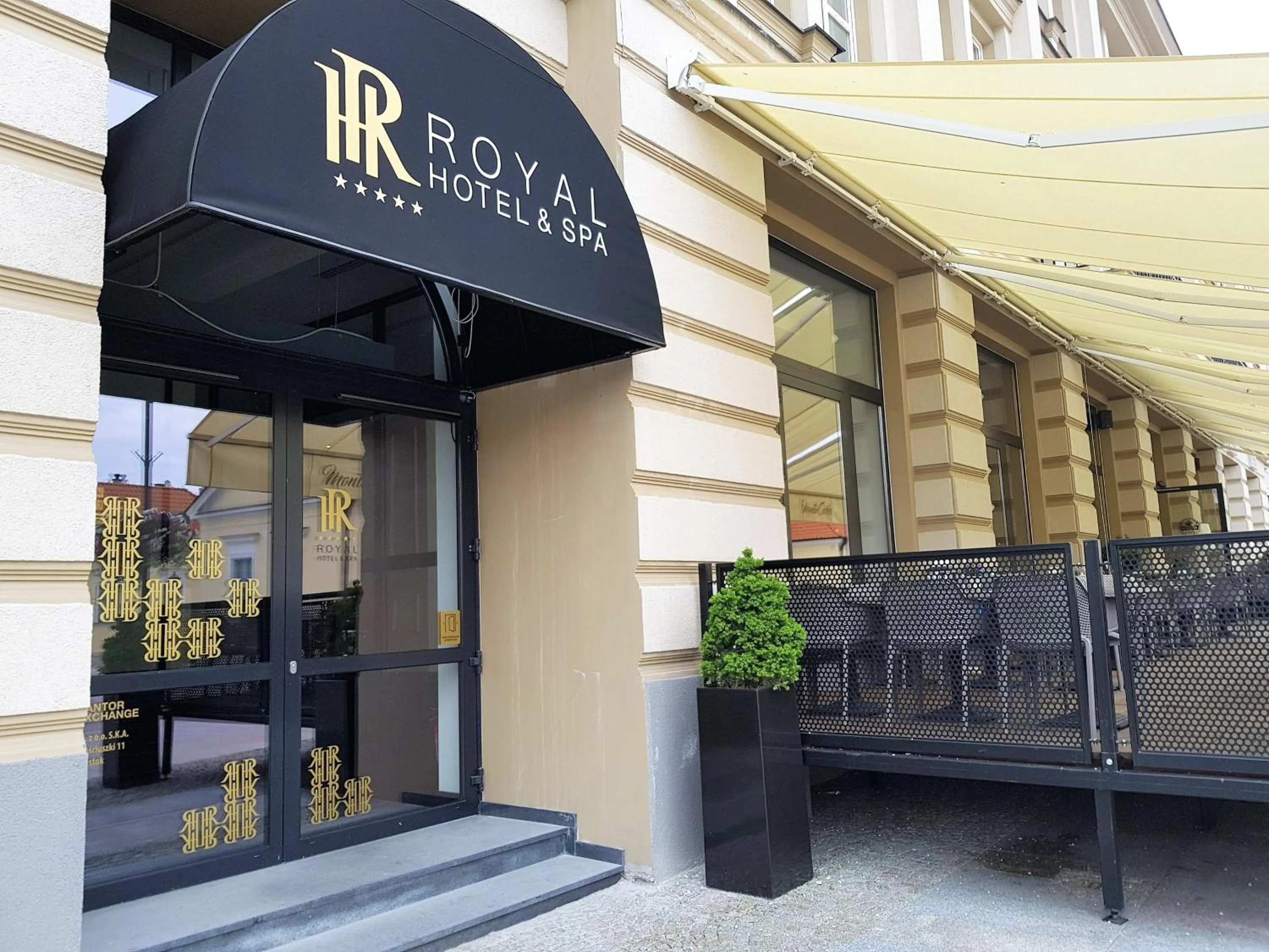 Facade/entrance in Hotel Royal & Spa