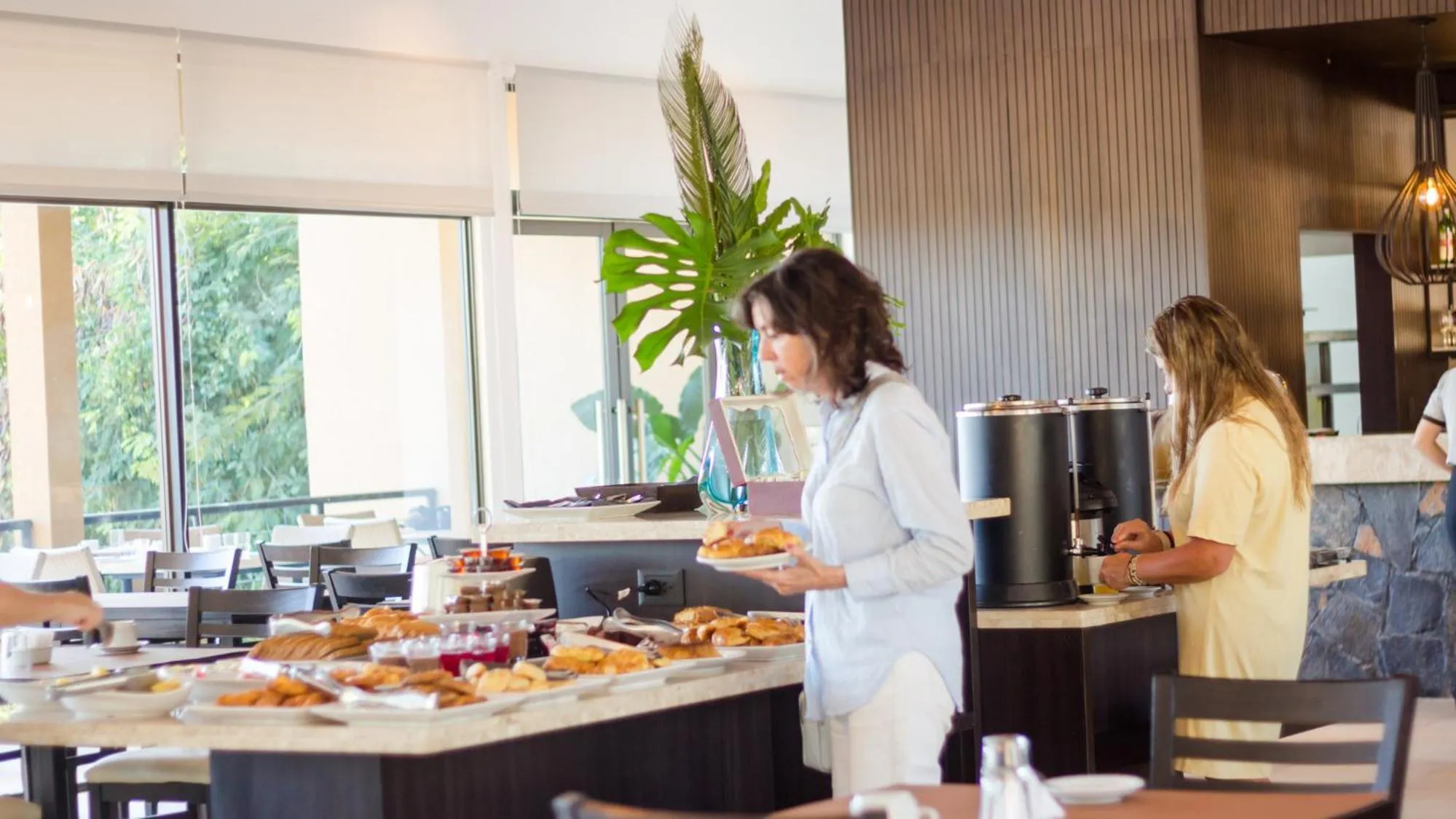 Restaurant/places to eat in Pirayu Hotel & Resort