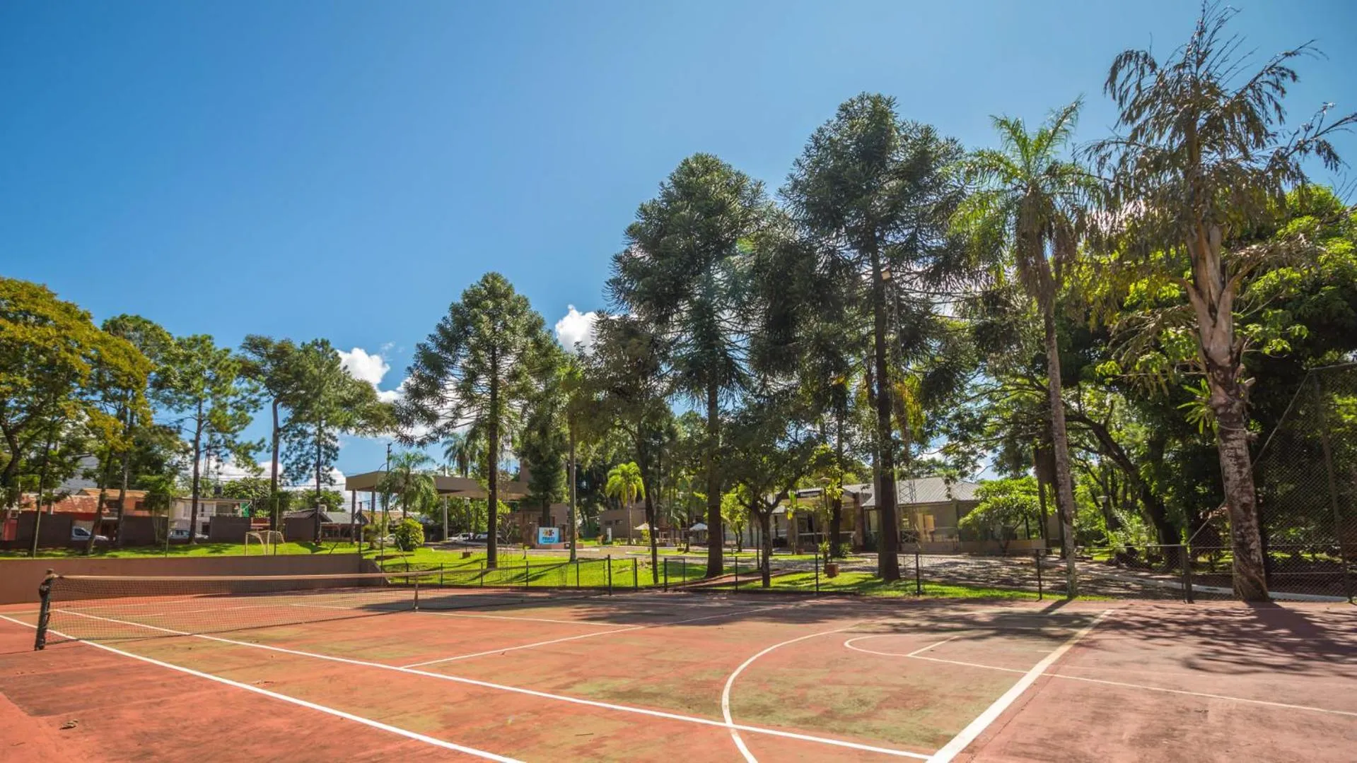 Tennis court in Pirayu Hotel & Resort