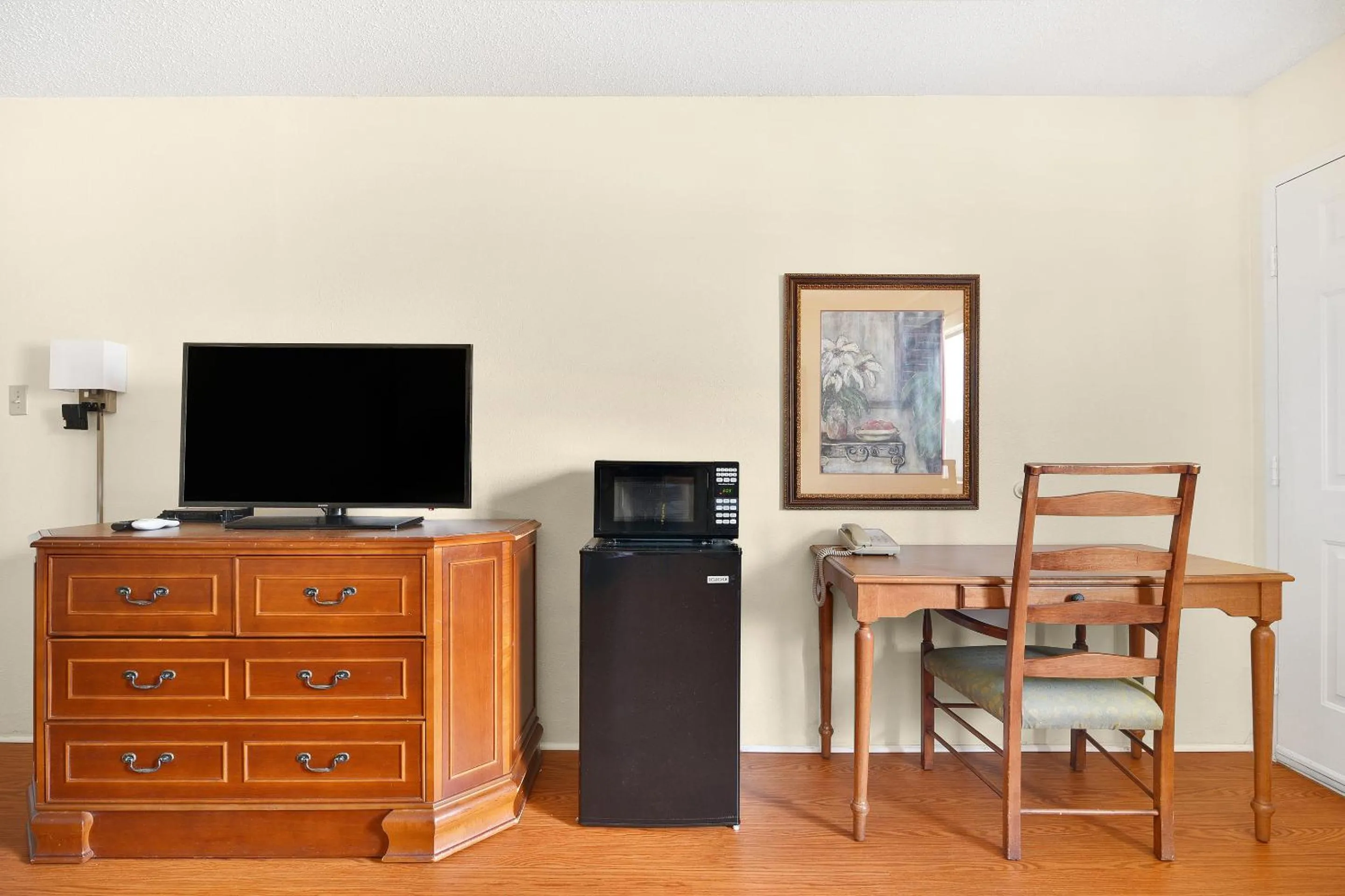 TV and multimedia in Americas Best Value Inn Lockhart TX