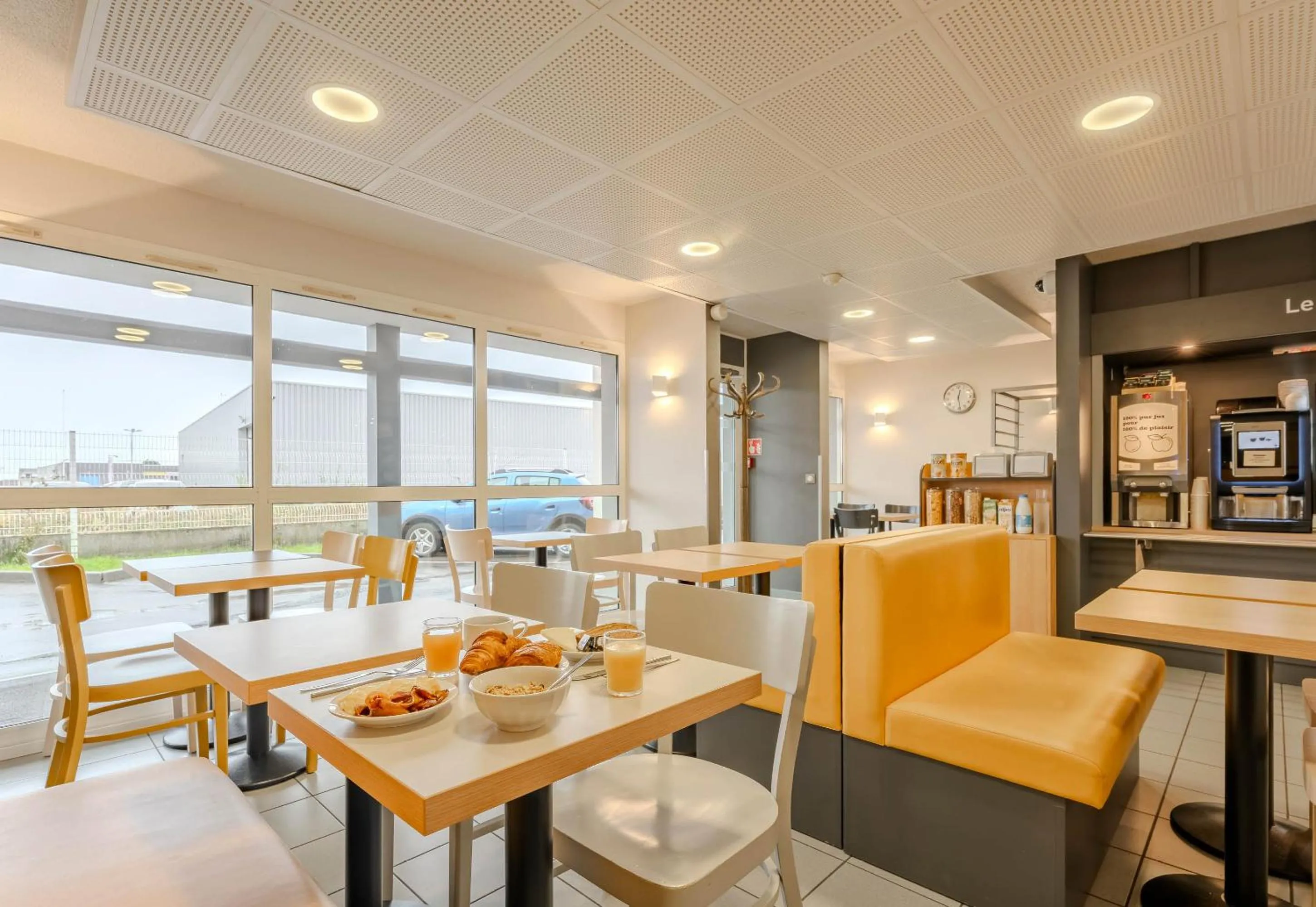 Breakfast in B&B HOTEL CALAIS Coquelles Tunnel sous La Manche