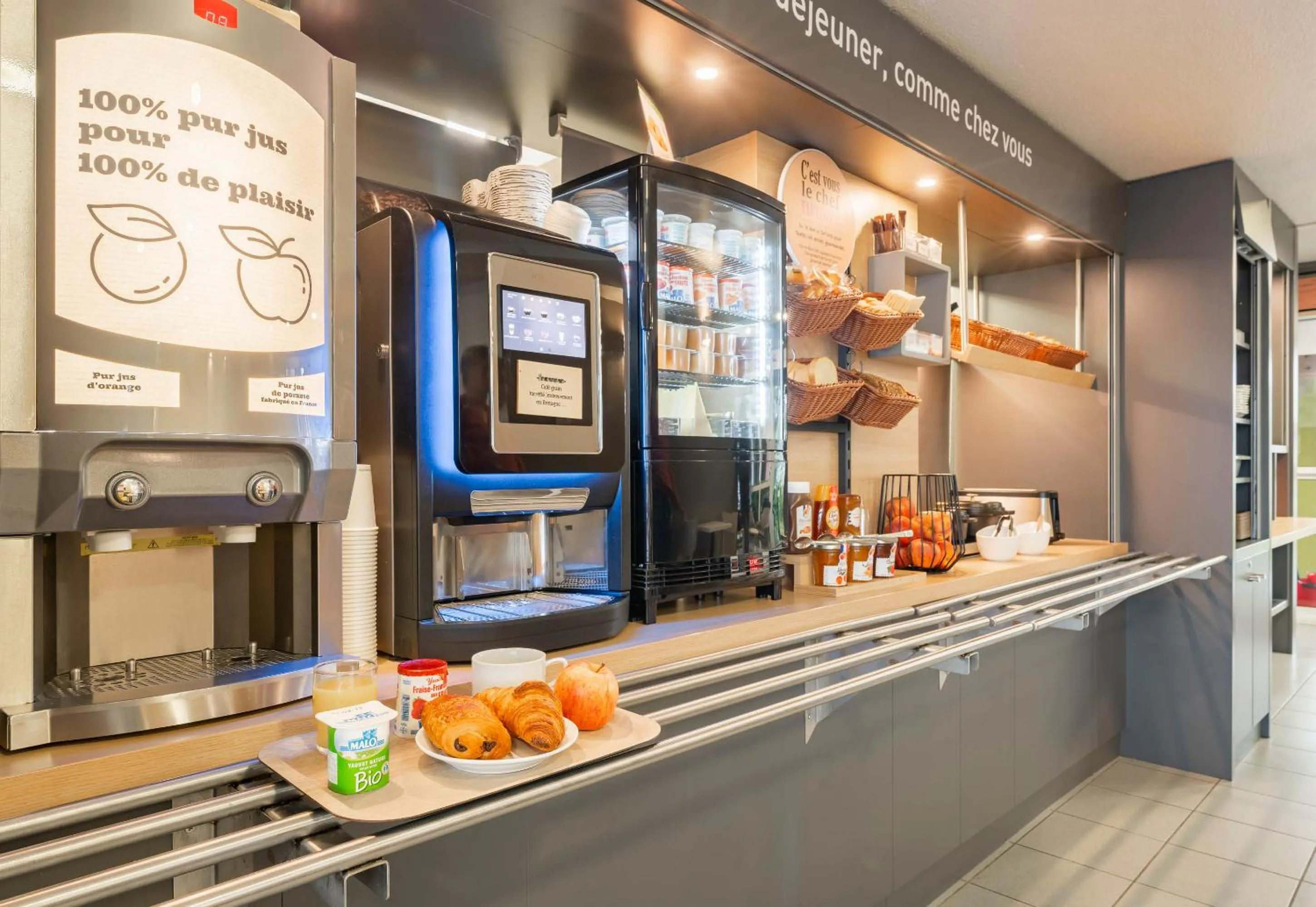 Breakfast in B&B HOTEL CALAIS Coquelles Tunnel sous La Manche