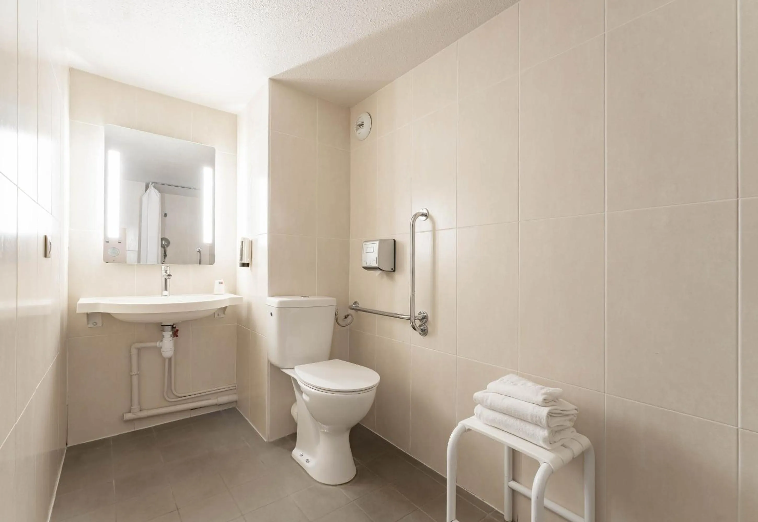 Bathroom in B&B HOTEL CALAIS Coquelles Tunnel sous La Manche