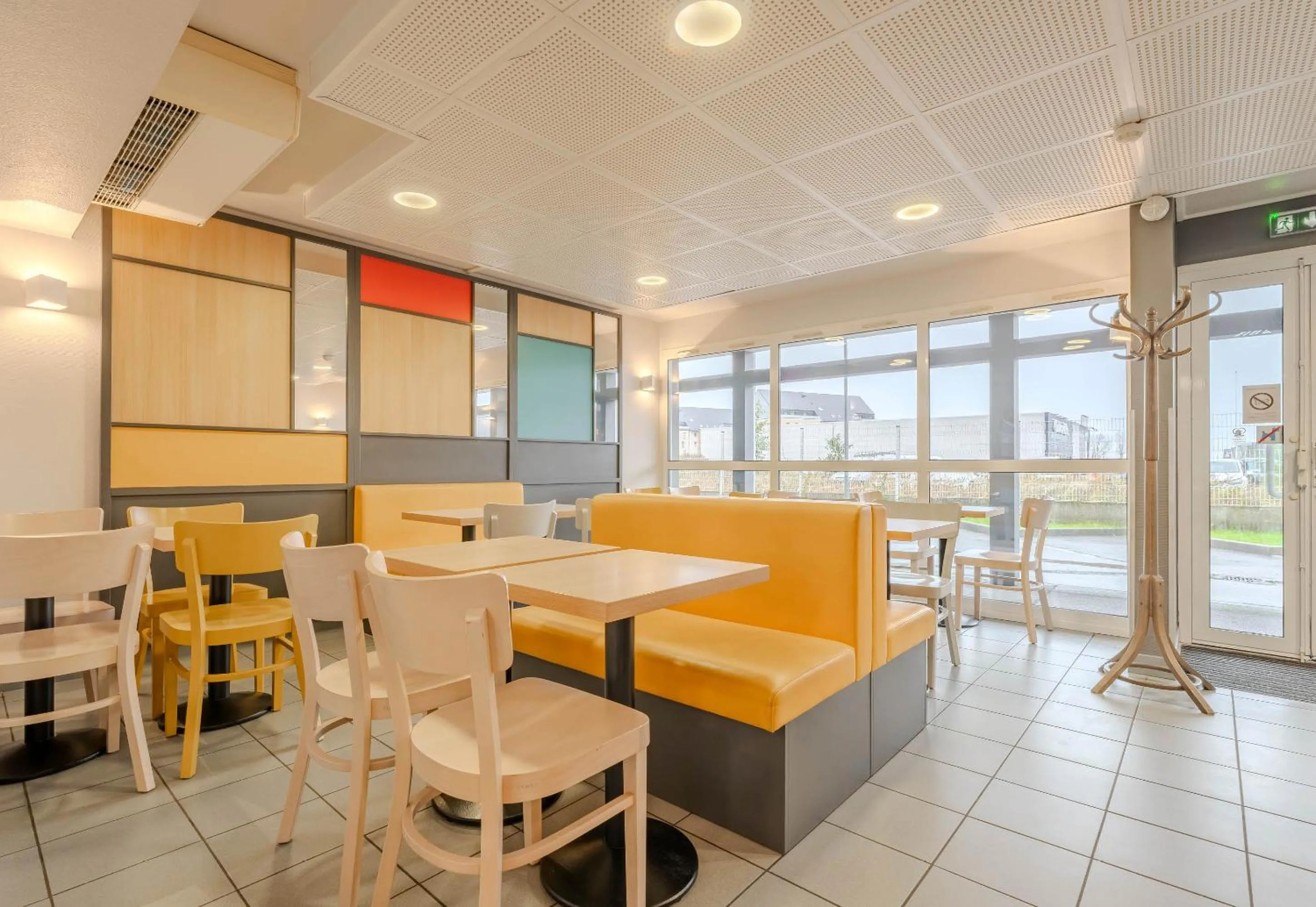 Breakfast in B&B HOTEL CALAIS Coquelles Tunnel sous La Manche