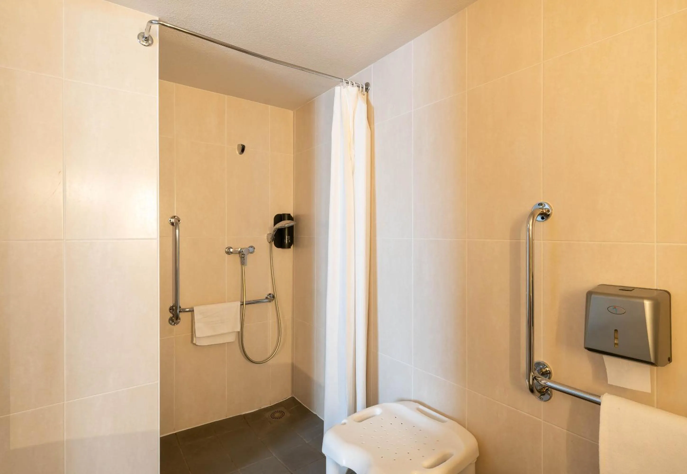 Bathroom in B&B HOTEL Saint-Nazaire Trignac