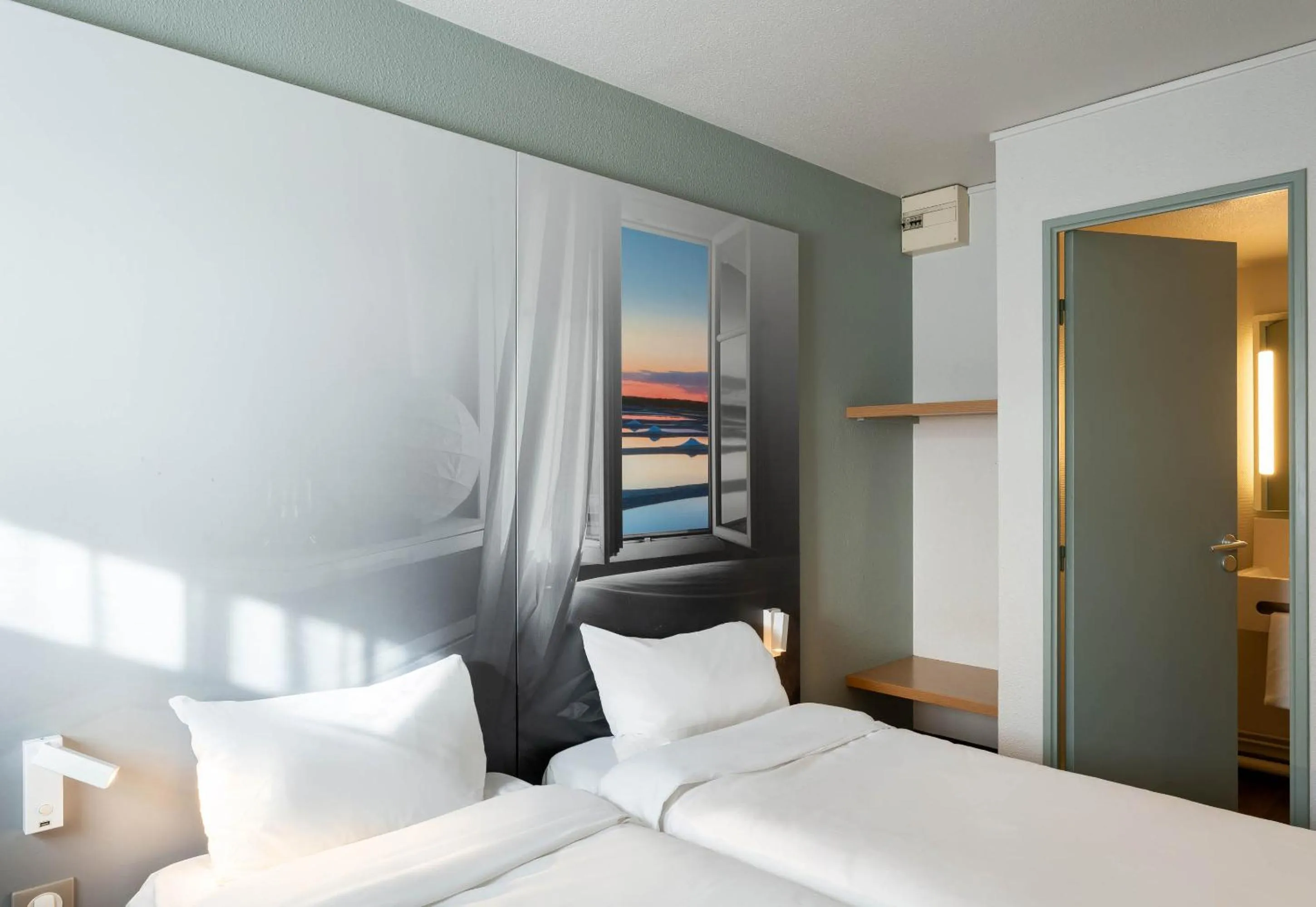 Bedroom, Bed in B&B HOTEL Saint-Nazaire Trignac