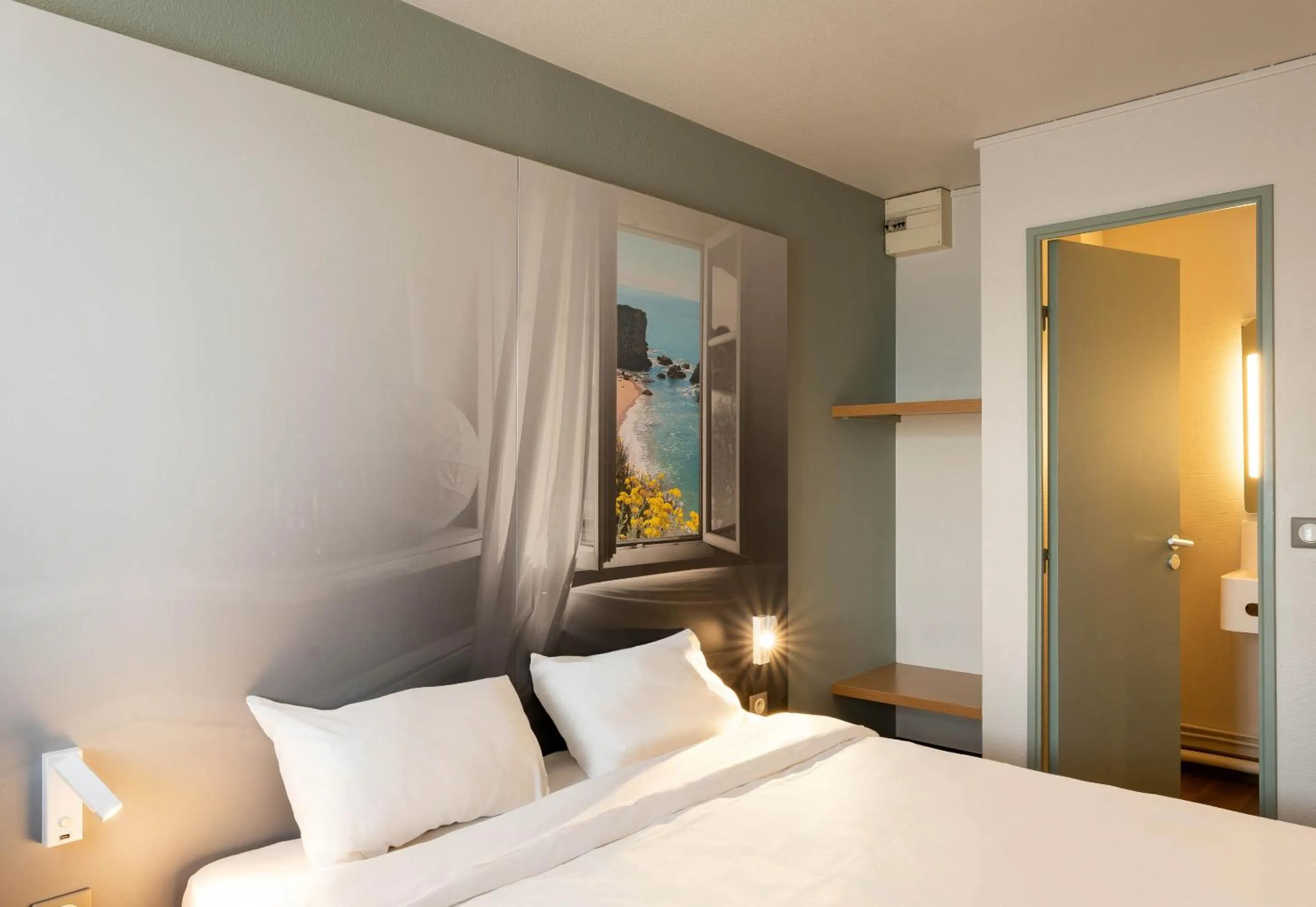 Bedroom, Bed in B&B HOTEL Saint-Nazaire Trignac