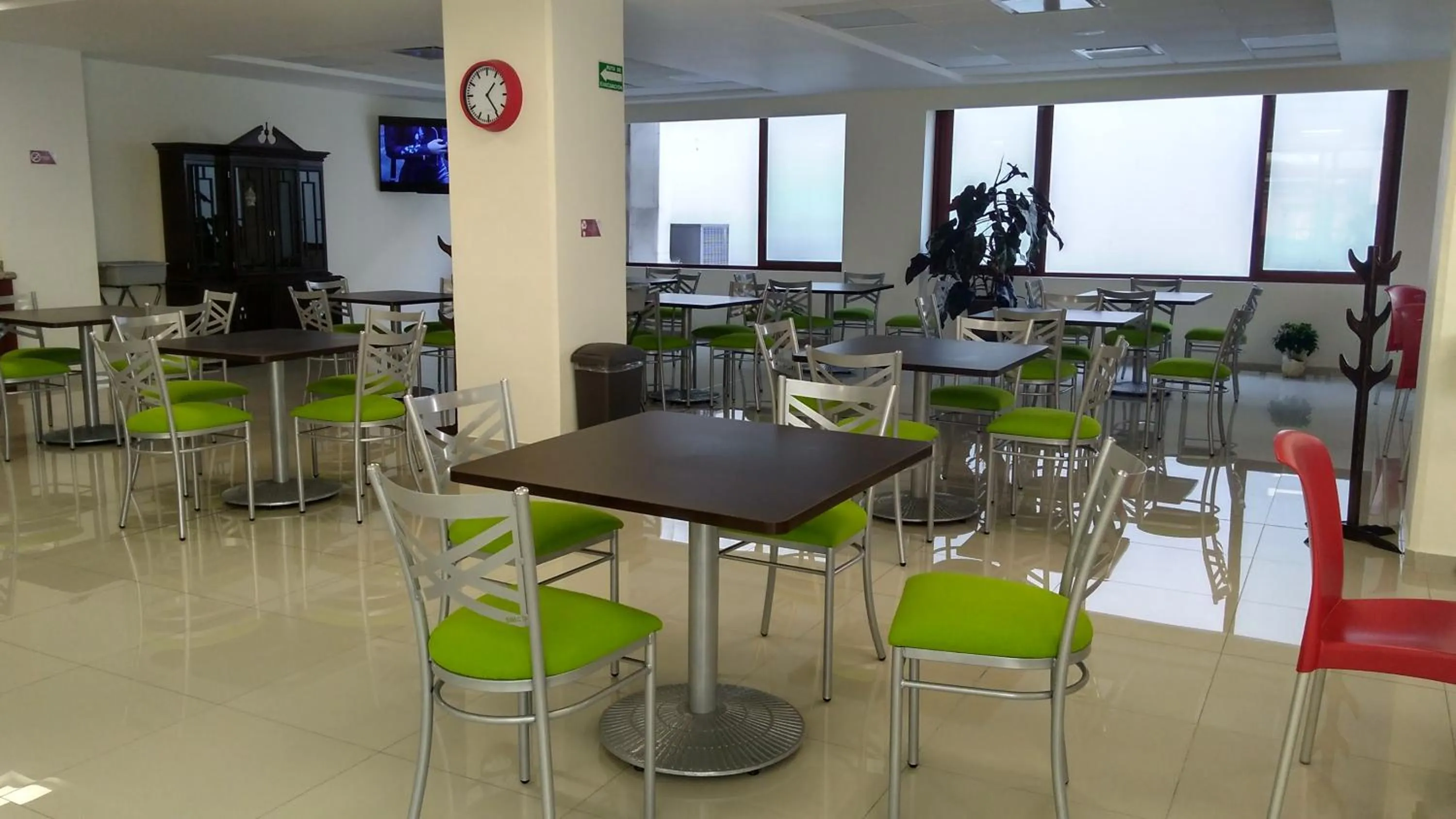 Restaurant/places to eat in Casa de la iaia Hotel