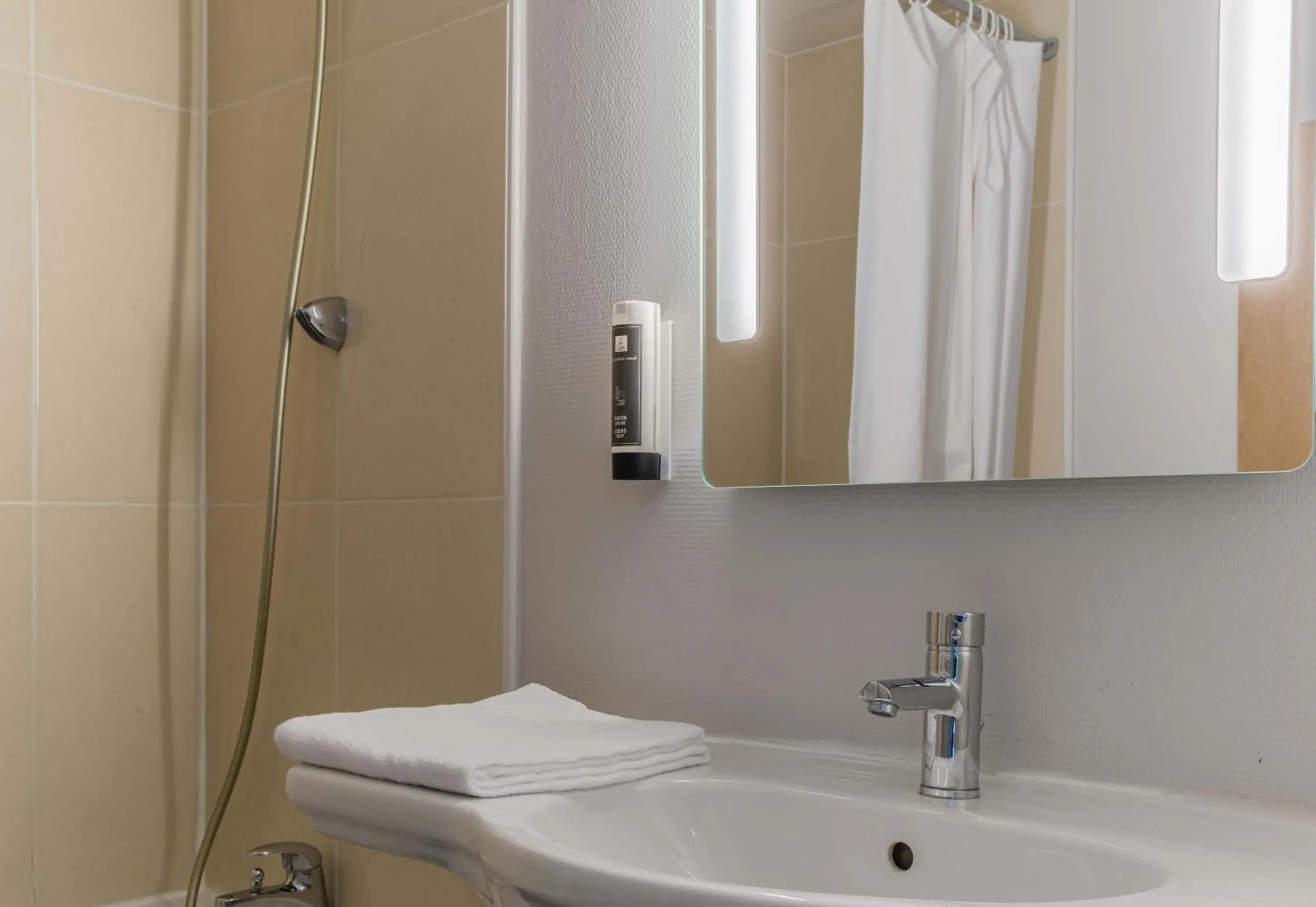 Bathroom in B&B HOTEL Besançon Chateaufarine