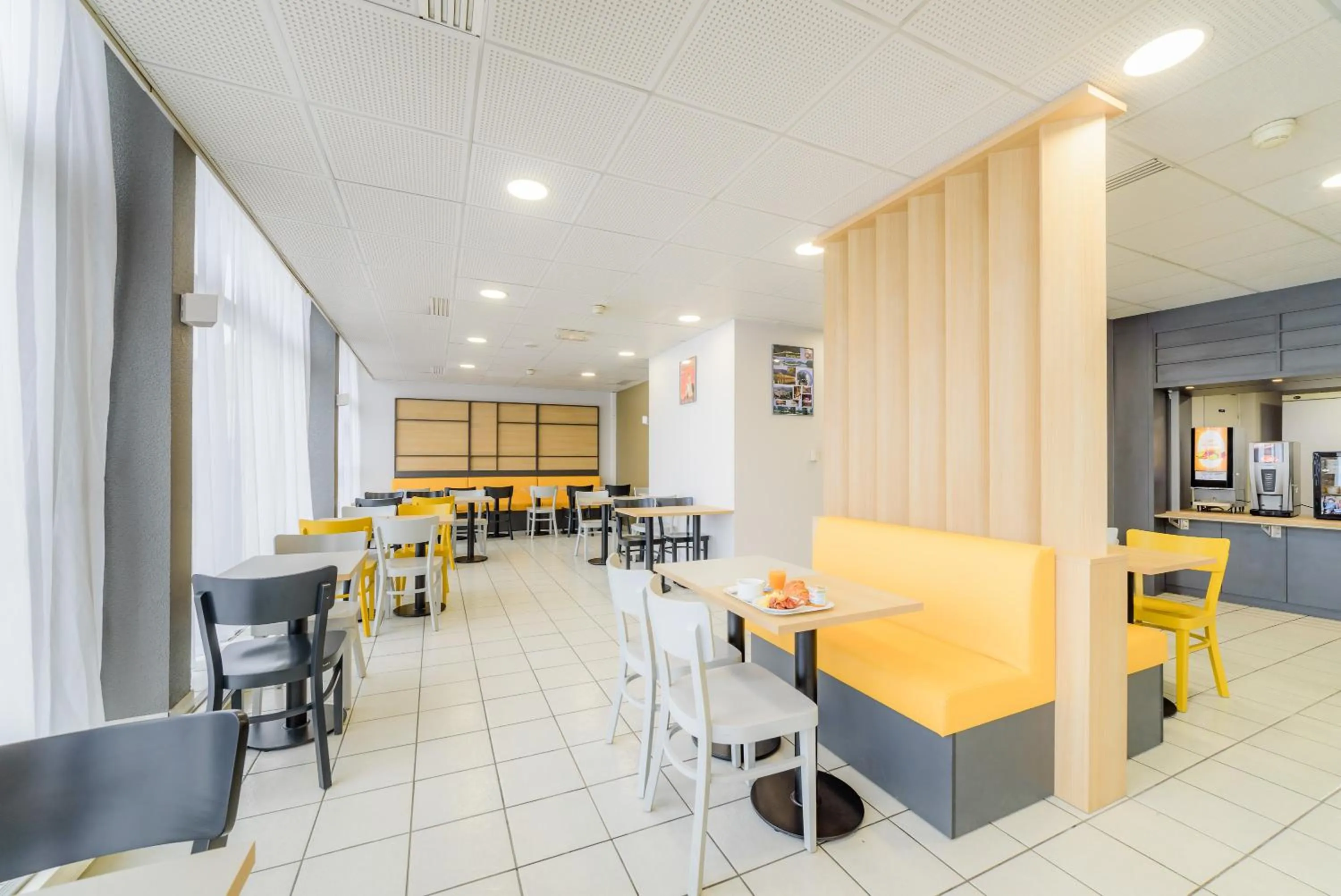 Buffet breakfast in B&B HOTEL Besançon Chateaufarine