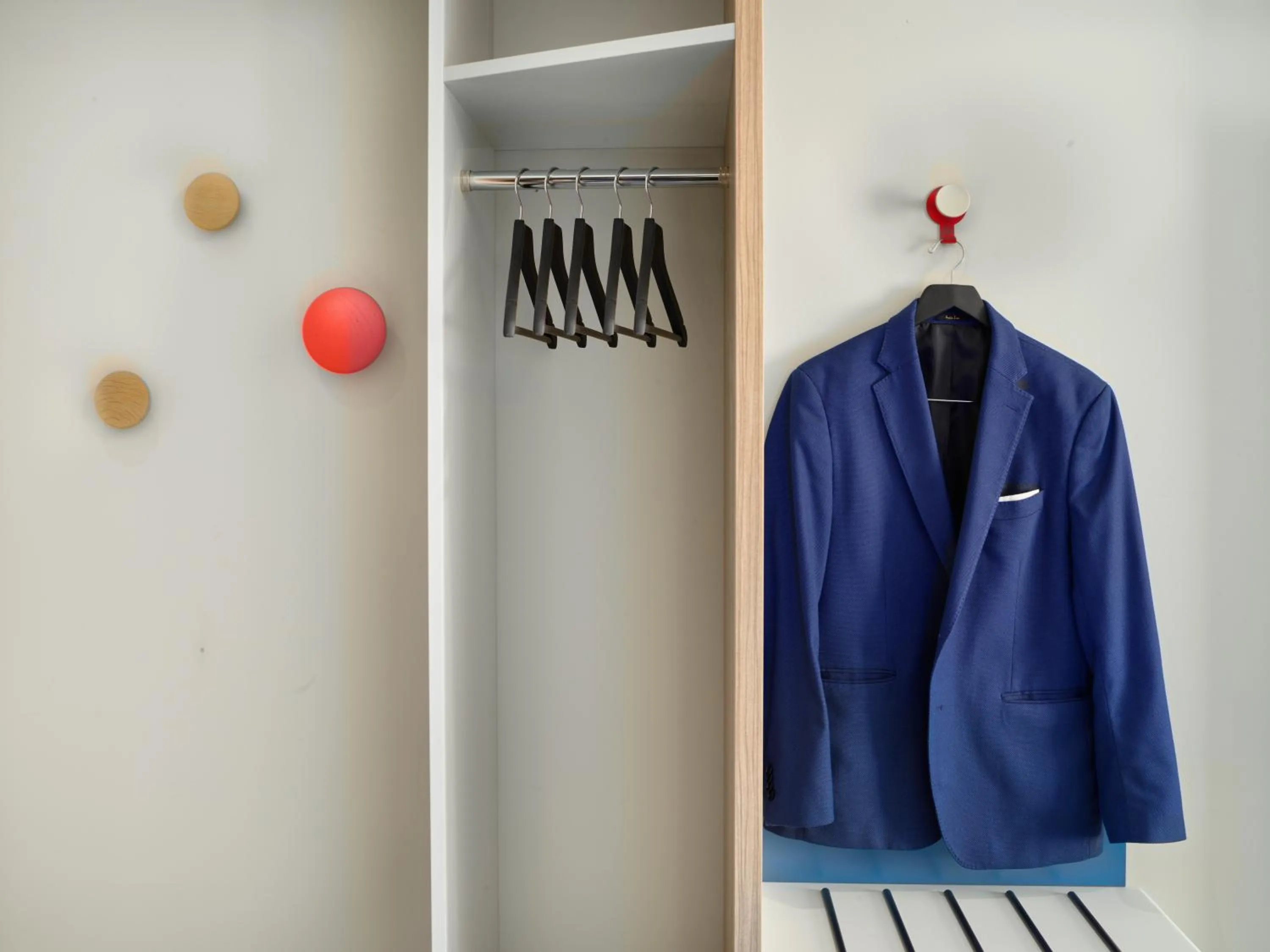wardrobe in Holiday Inn Express Antwerpen City North by IHG