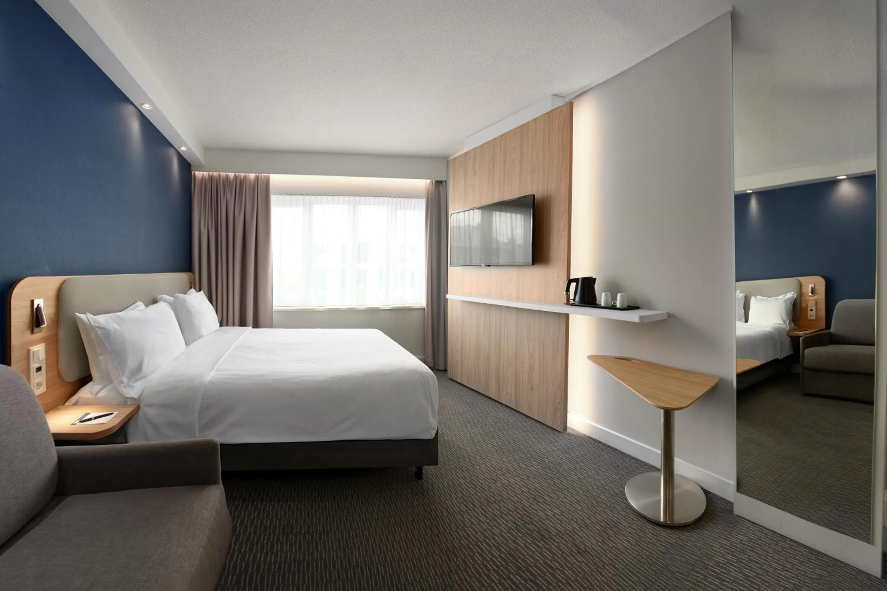Photo of the whole room, Bed in Holiday Inn Express Antwerpen City North by IHG
