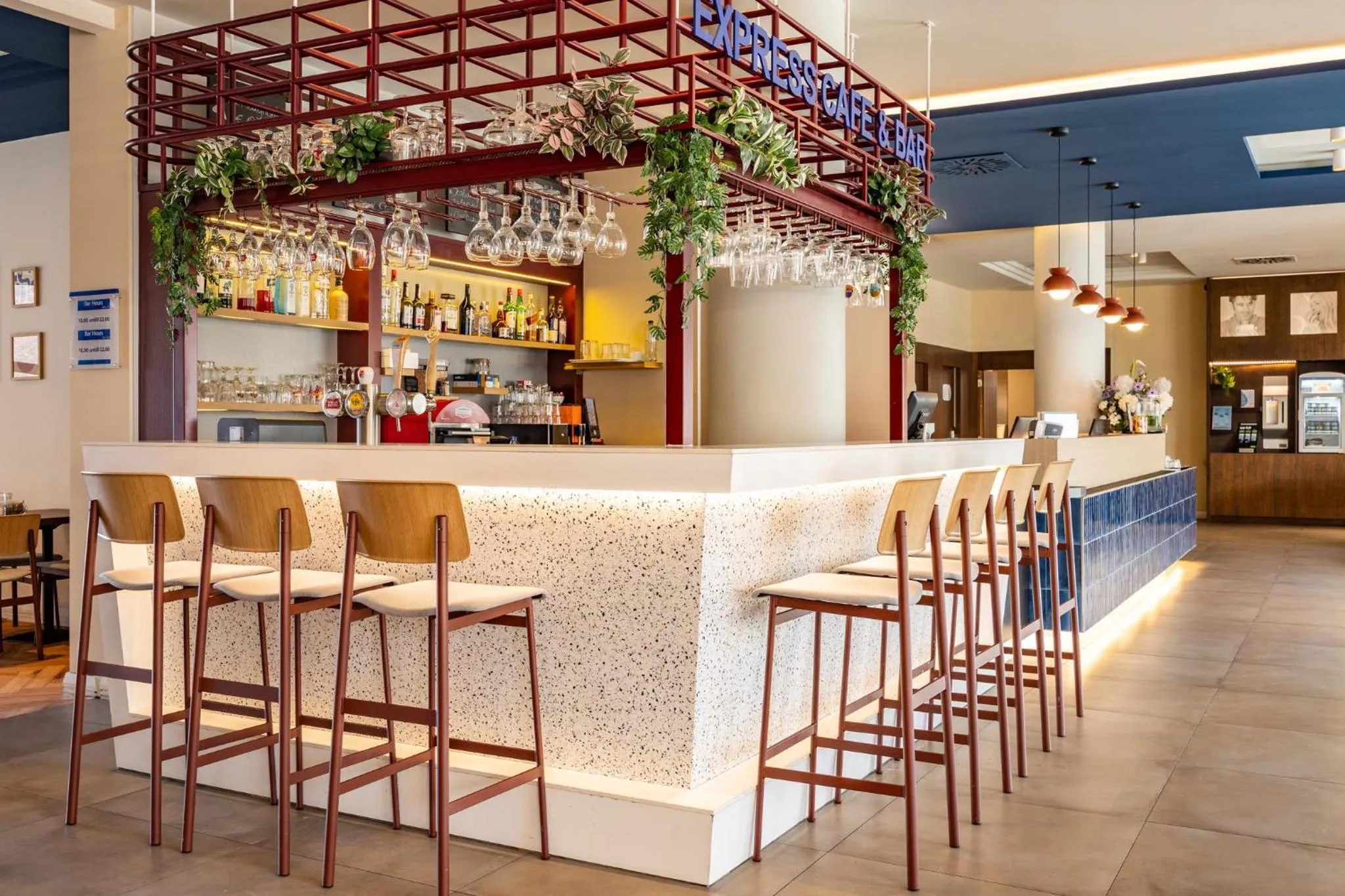 Lounge or bar in Holiday Inn Express Antwerpen City North by IHG