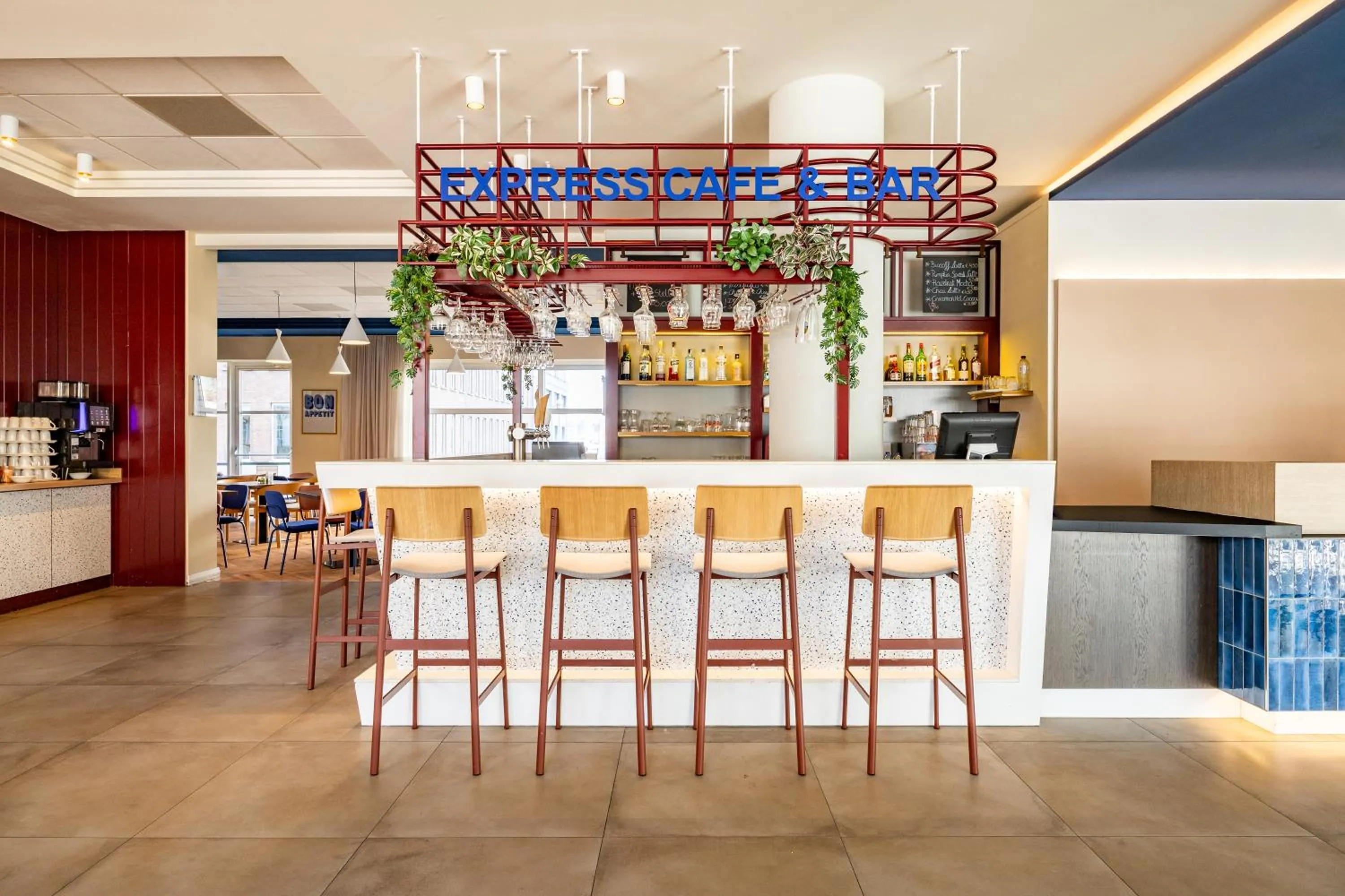 Lounge or bar in Holiday Inn Express Antwerpen City North by IHG