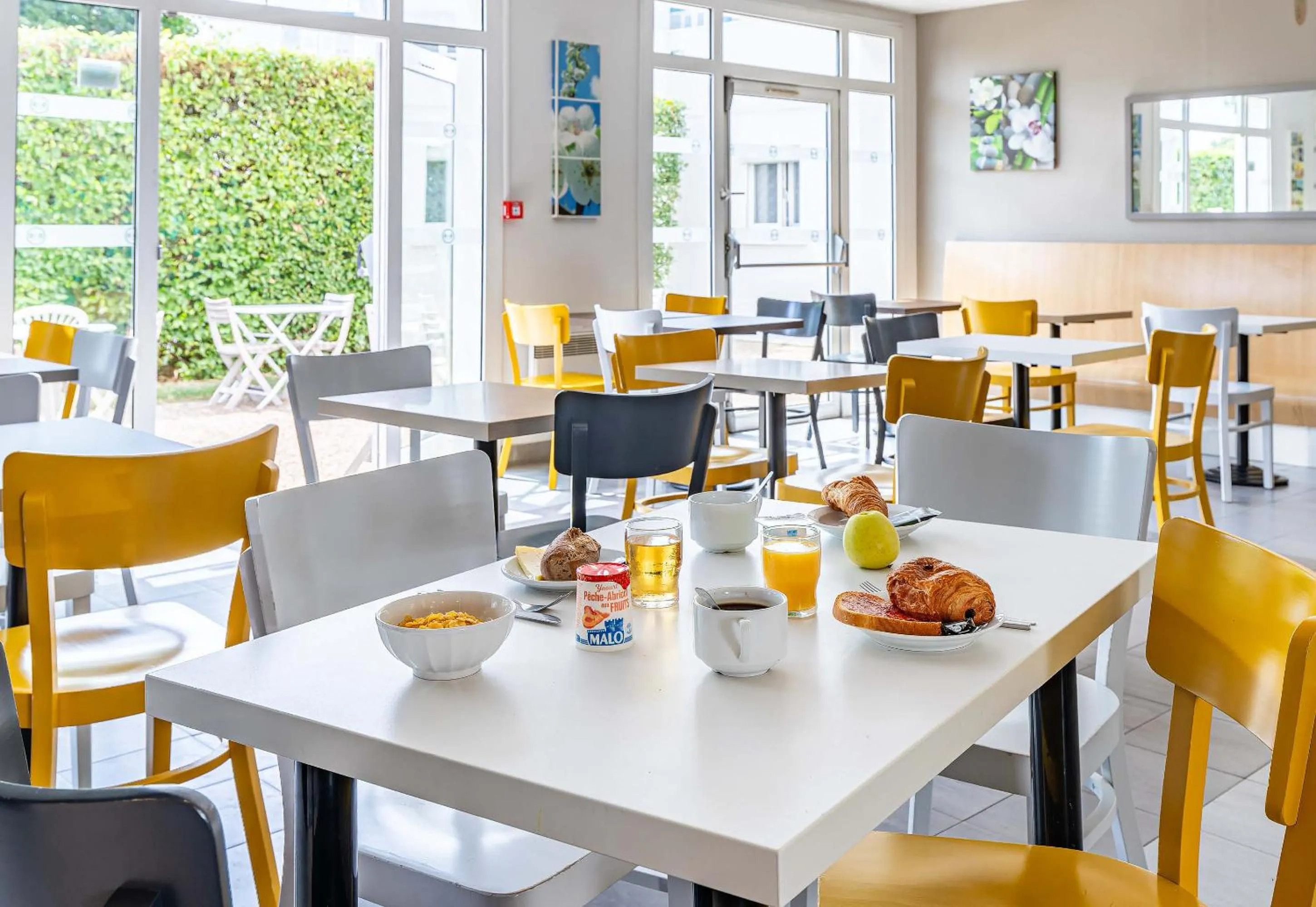 Restaurant/places to eat in B&B HOTEL Tours Parc Expo St-Avertin