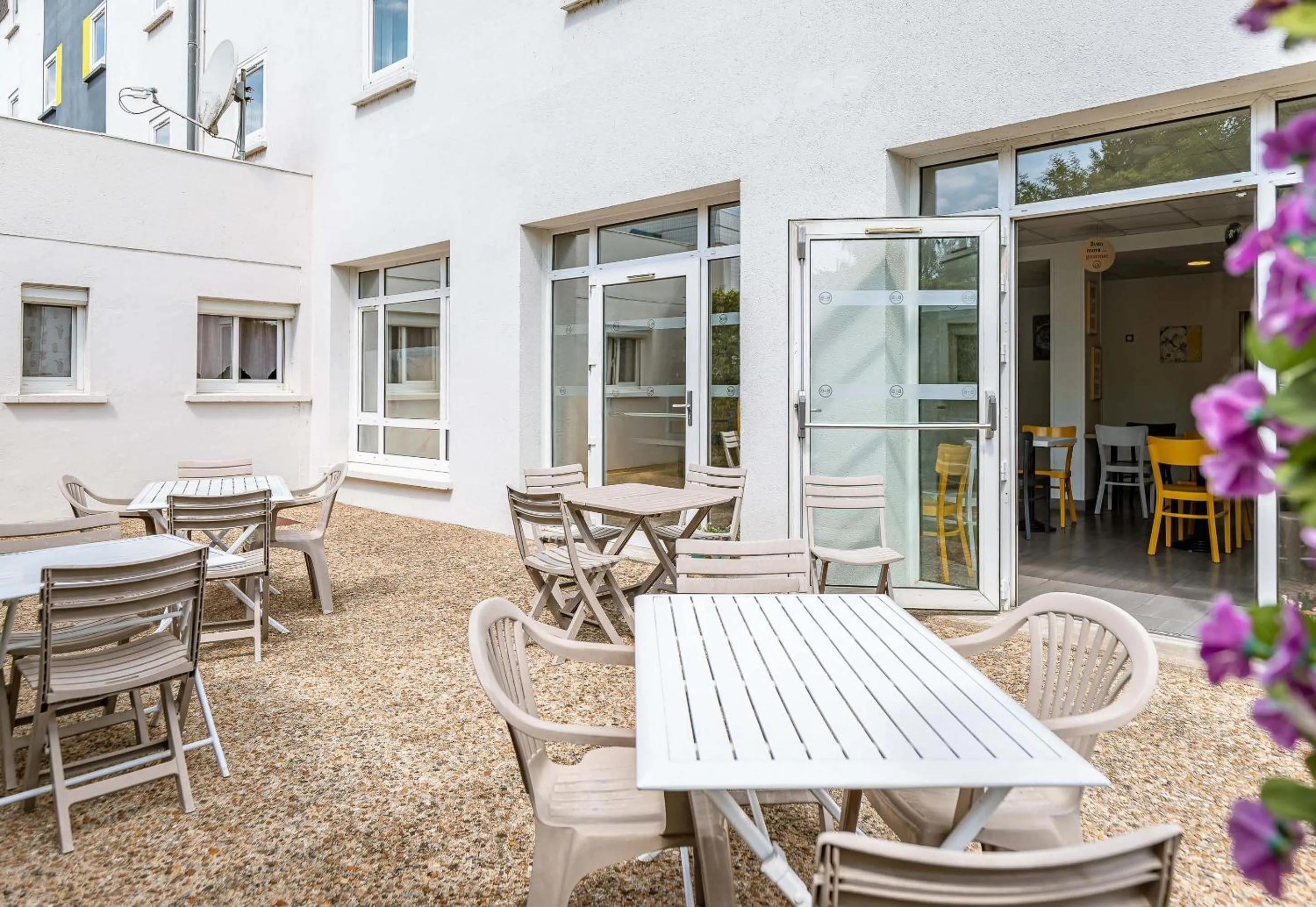 Patio in B&B HOTEL Tours Parc Expo St-Avertin