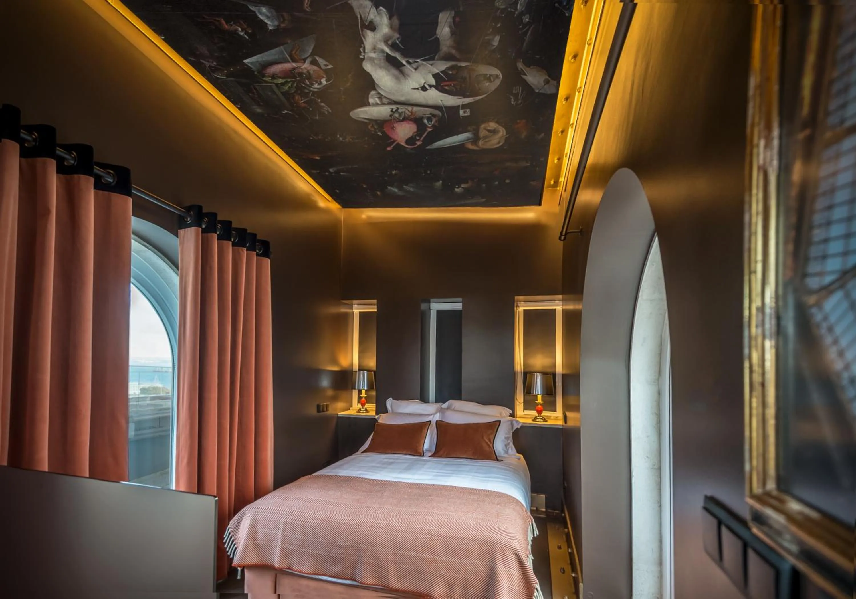 Bed in Lisbon Five Stars Apartments 8 Building