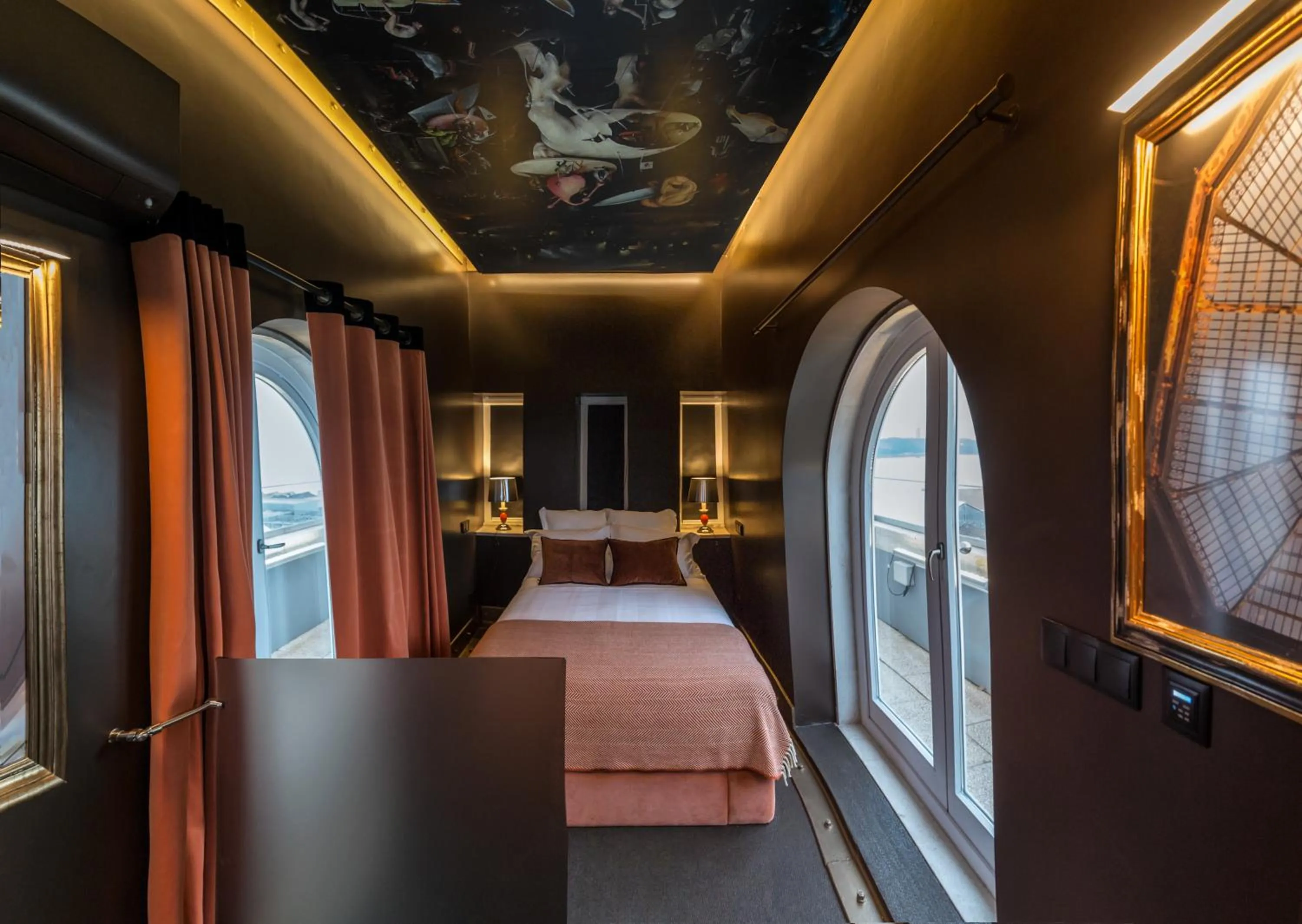 Bed in Lisbon Five Stars Apartments 8 Building