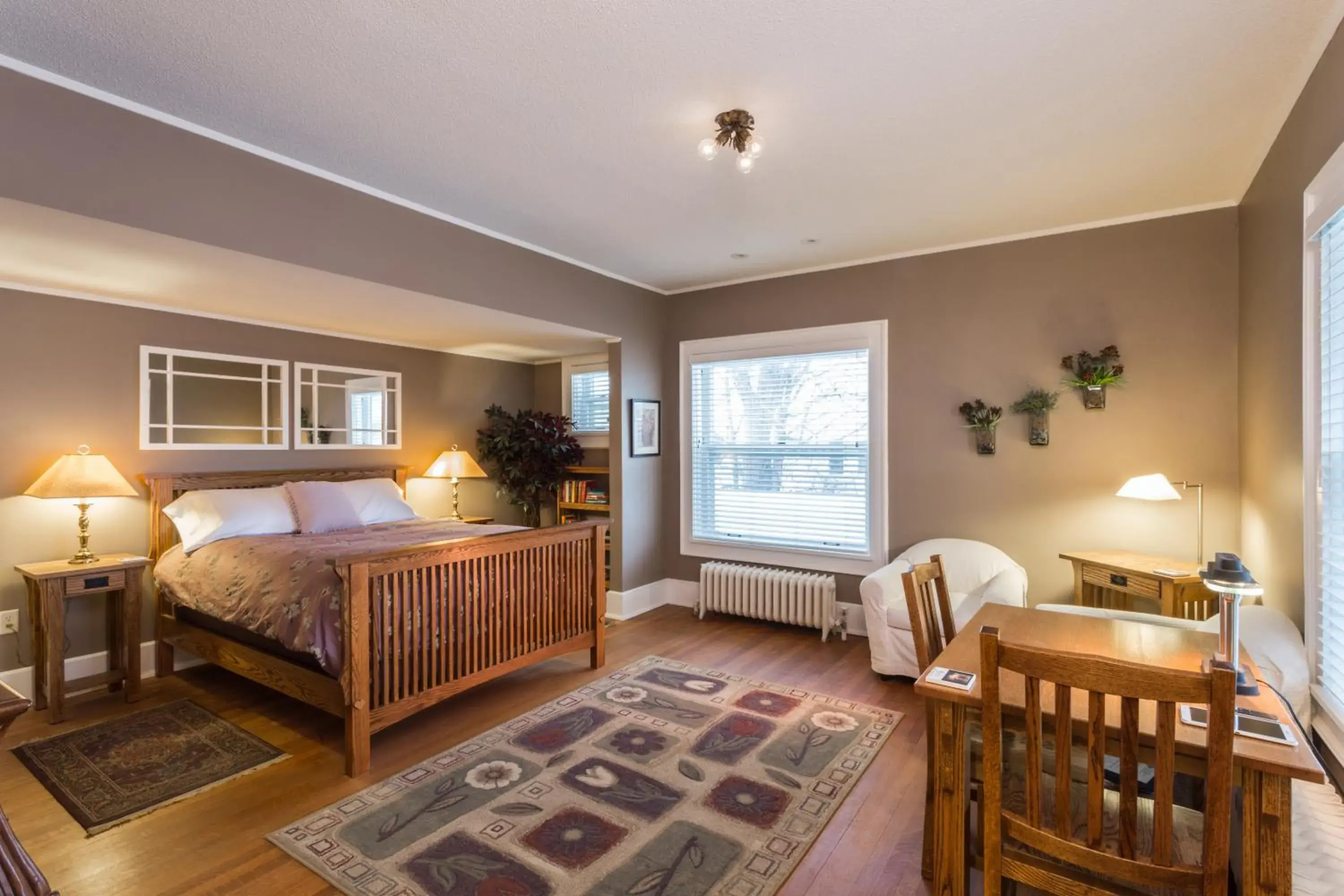 Deluxe Queen Room in Stewart Inn Deluxe Queen Room in Stewart Inn