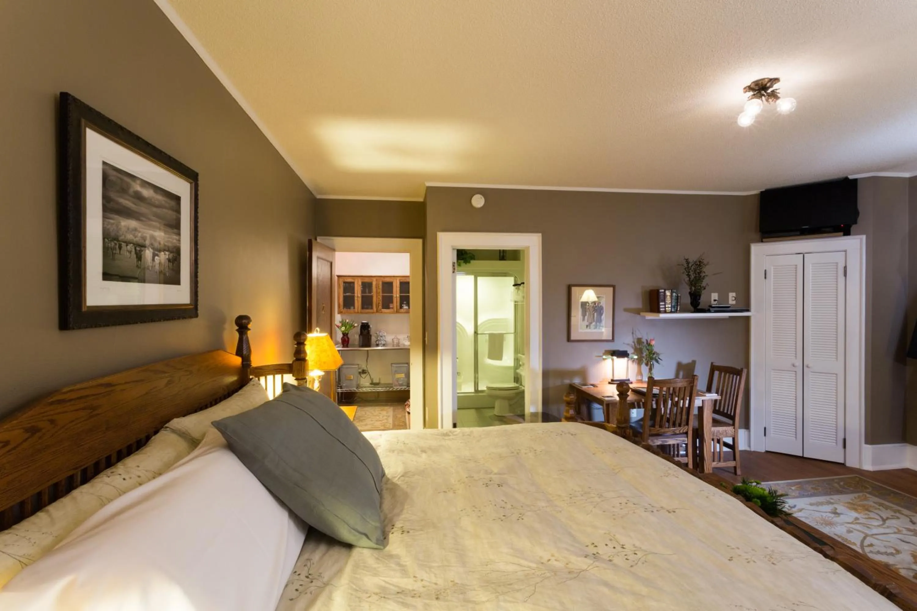 Bedroom, Bed in Stewart Inn