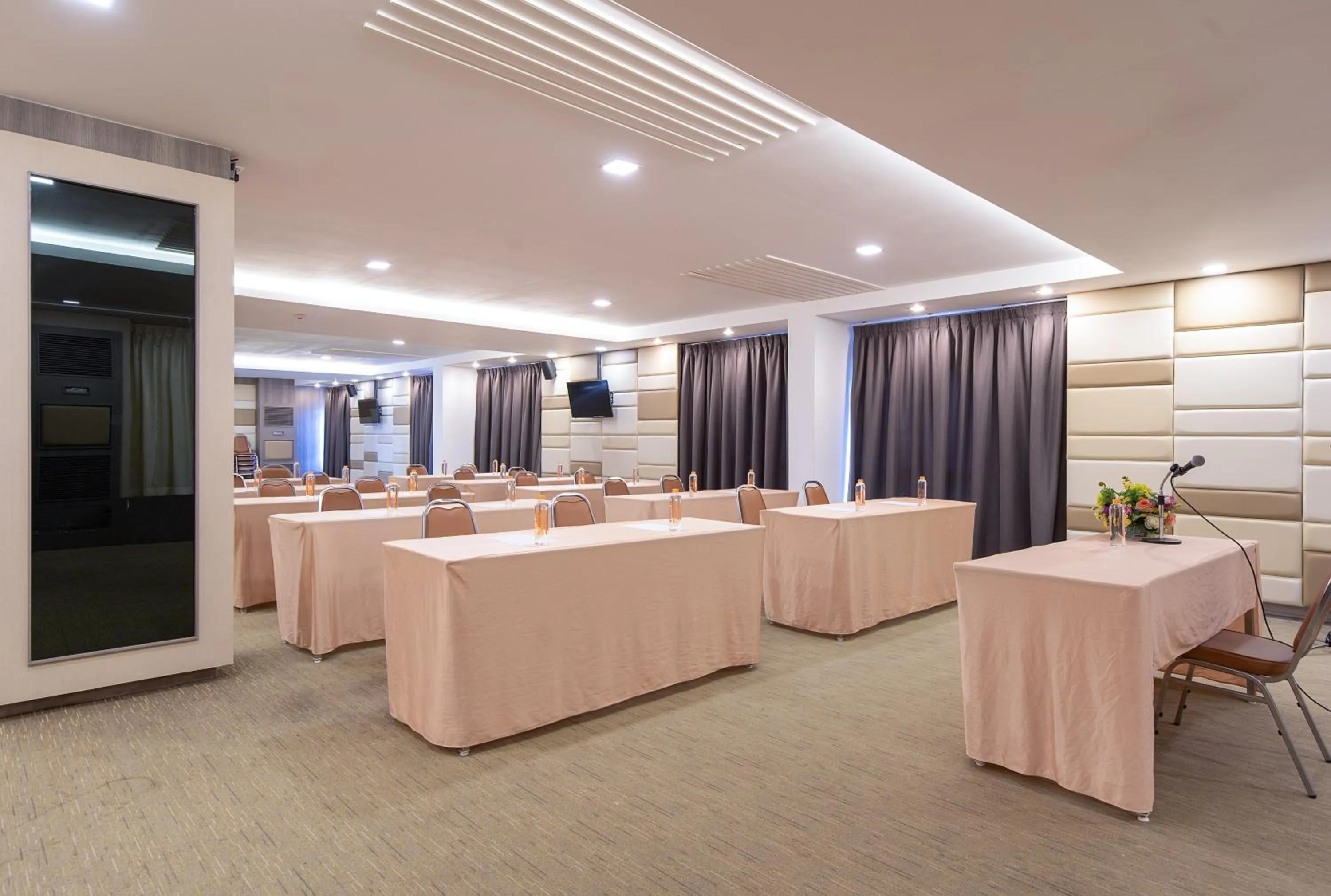 Meeting/conference room in Leenova Hotel