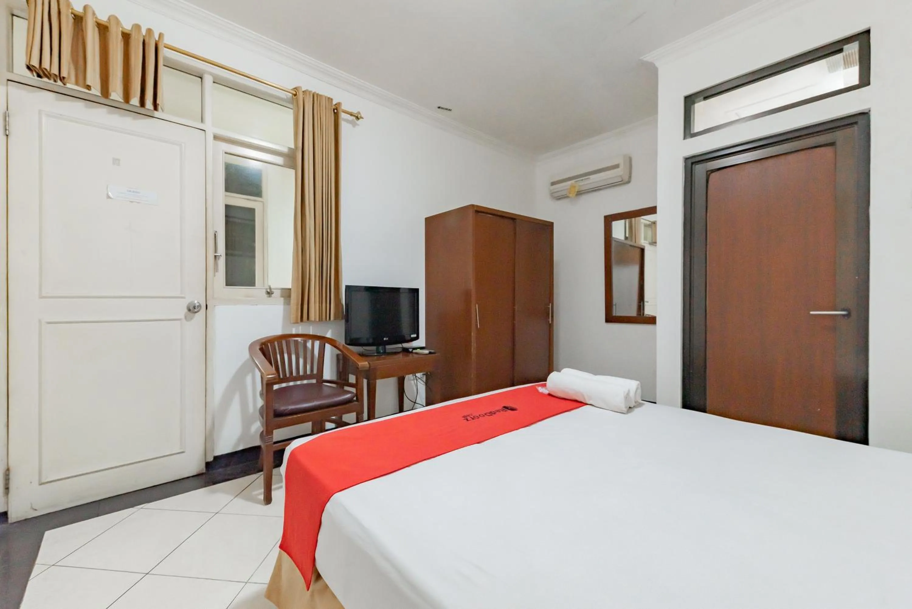 Bedroom, Bed in RedDoorz Plus at Buah Batu