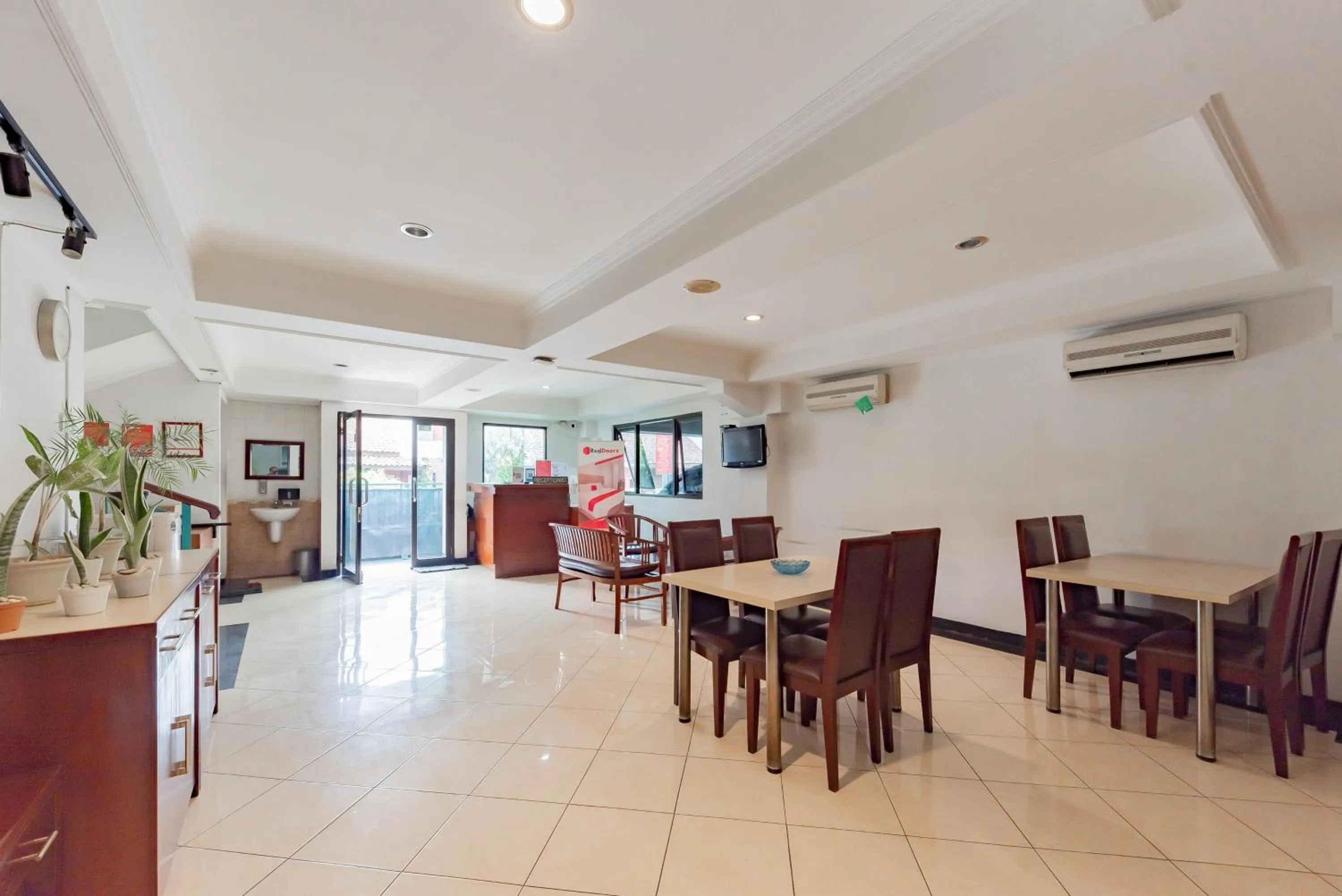 Seating area in RedDoorz Plus at Buah Batu