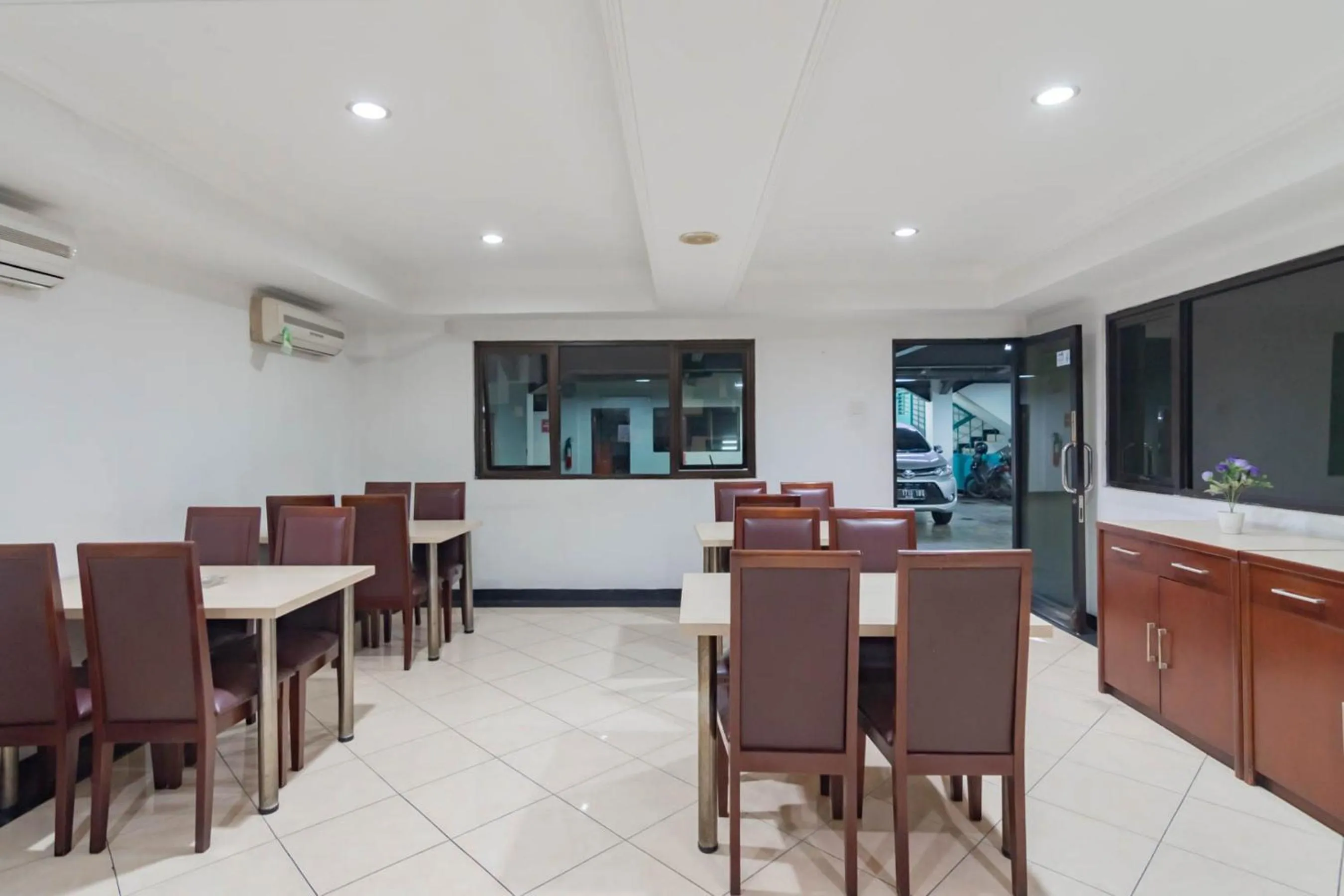Restaurant/places to eat in RedDoorz Plus at Buah Batu